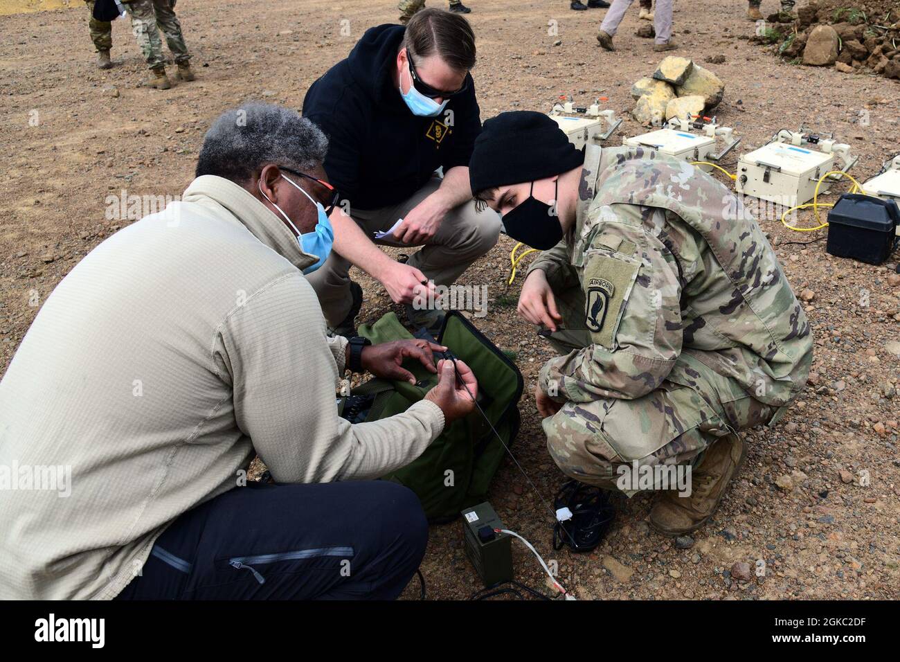 (Links) Gary F. Johnson, Range Safety Specialist, IT Specialist, Regional Training Support Division (RTSD) South, 7th ATC-TSAE und (Mitte) Jeffrey S. Martin Range Technician, 7ATC-TSAE, Present to (right) U.S. Army PFC. Samuel Butler, zugewiesen an Legion Company, 1. Bataillon, 503. Infanterie-Regiment, 173. Luftbrigade, wie man Ziele vor der Durchführung eines Live-Feuerbereichs im Rahmen der Übung Eagle Pangea in der italienischen Armee Capo Teulada Major Training Area auf der Insel Sardinien, Italien Mar. 9, 2021 unter Covid-19-Präventionsbedingungen. Übung Eagle Pangea ist ein 1-503. IN Squad L Stockfoto