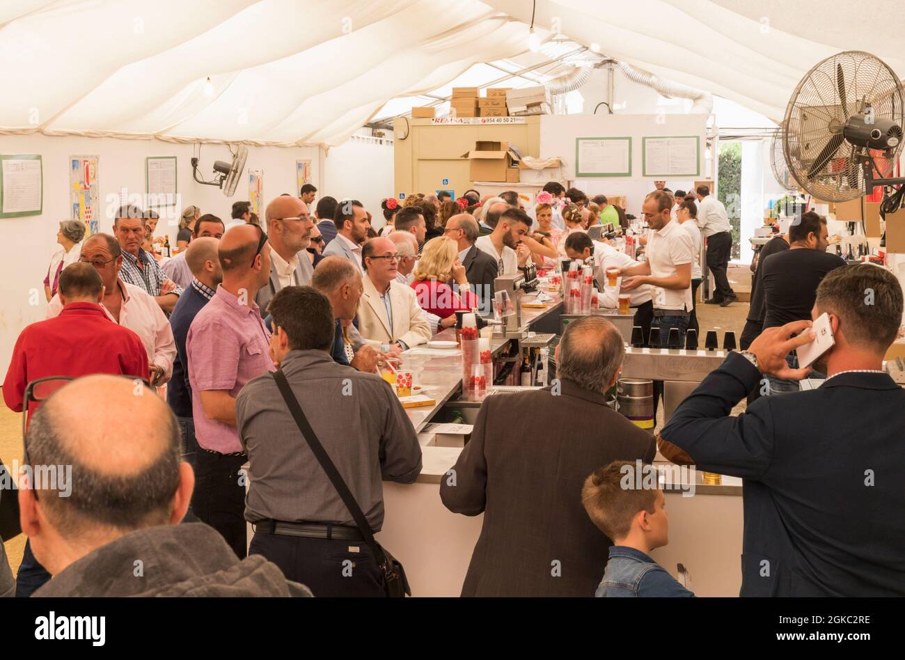 Sevilla, Provinz Sevilla, Andalusien, Südspanien. Feria de Abril, die Aprilmesse. Die Inneneinrichtung einer öffentlichen Bar. Stockfoto