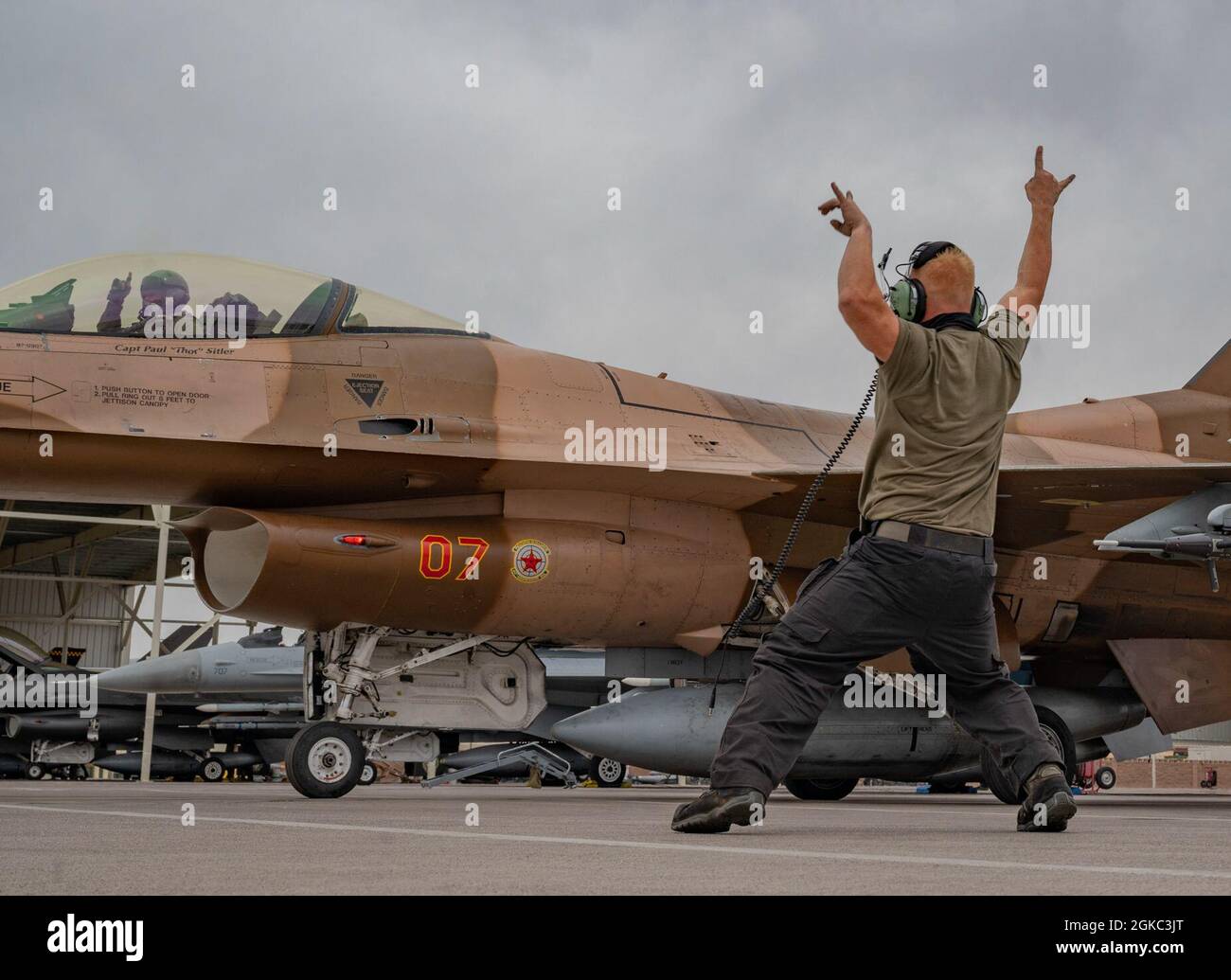 US Air Force Airman First Class Matthew Somuk, Tactical Aircraft Maintainer, der der 757. Maintenance Squadron Viper Aircraft Maintenance Unit zugewiesen wurde, bereitet sich darauf vor, während der Red Flag 21-2 auf der Nellis Air Force Base, Nevada, am 9. März 2021 einen F-16 Fighting Falcon vom 64. Aggressor Squadron zu starten. Taktische Flugzeugbetreuer, besser bekannt als Crewchefs, führen vor und nach dem Flug routinemäßige Wartungsarbeiten durch, um sicherzustellen, dass das Flugzeug einsatzfähig bleibt. Stockfoto