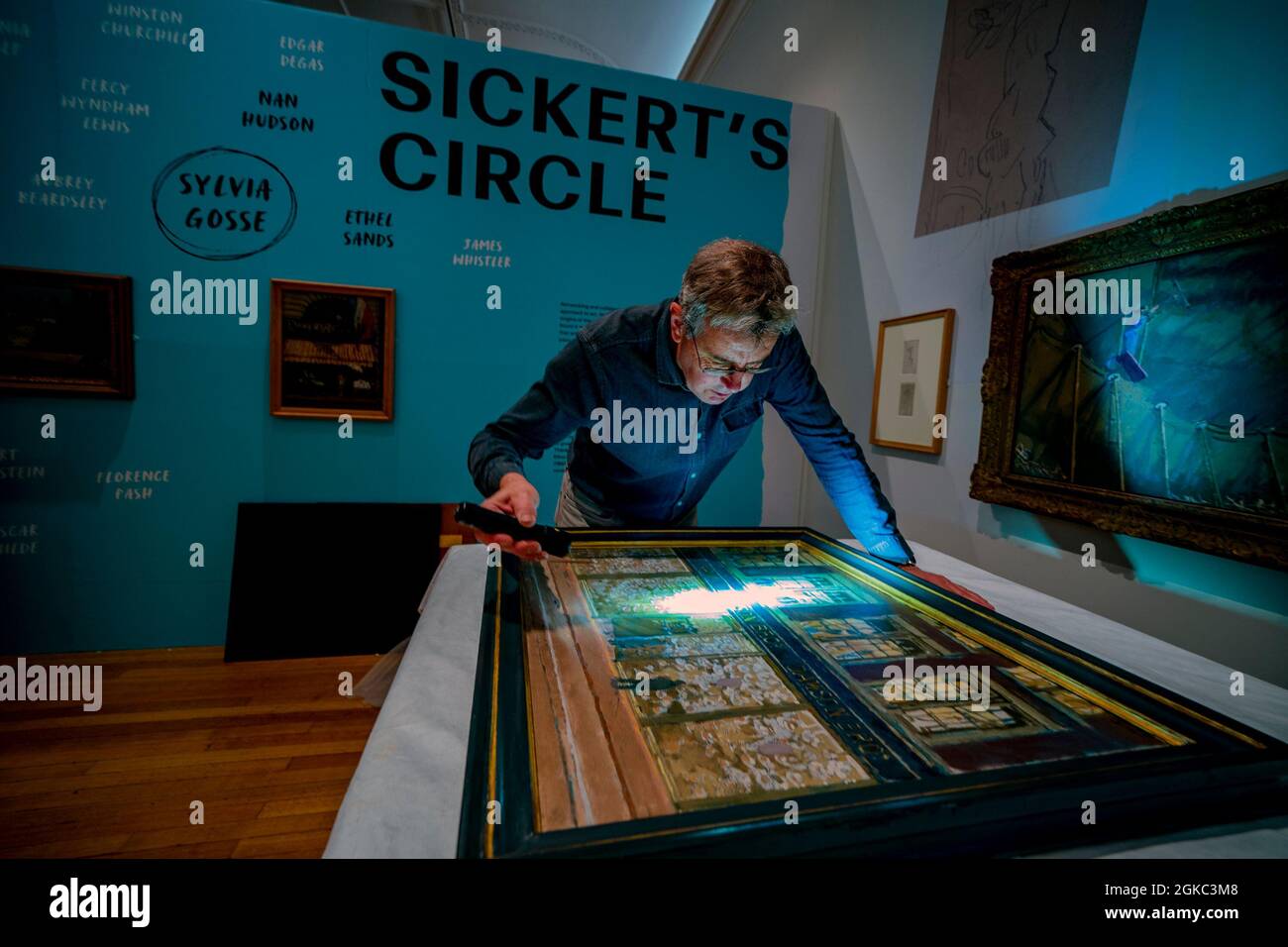 David Crombie, Senior Paintings Conservator am National Museums Liverpool, blickt während eines Fotoaufrufs zur Ausstellung „Sickert: A Life in Art“ in der Walker Art Gallery, Liverpool, über Ostern auf ein Gemälde, eine große Retrospektive des Künstlers Walter Richard Sickert. Bilddatum: Dienstag, 14. September 2021. Stockfoto