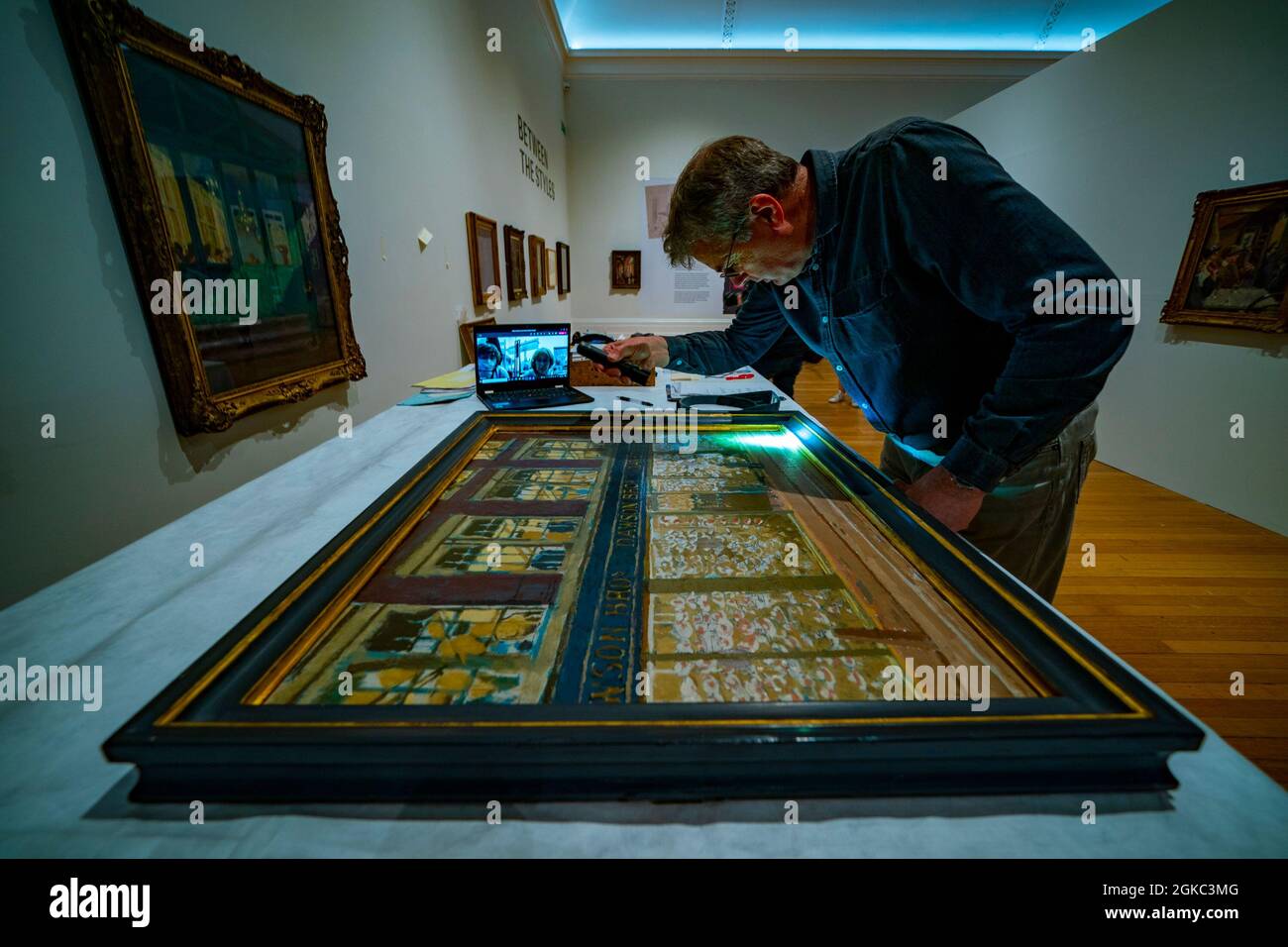 David Crombie, Senior Paintings Conservator am National Museums Liverpool, blickt während eines Fotoaufrufs zur Ausstellung „Sickert: A Life in Art“ in der Walker Art Gallery, Liverpool, über Ostern auf ein Gemälde, eine große Retrospektive des Künstlers Walter Richard Sickert. Bilddatum: Dienstag, 14. September 2021. Stockfoto