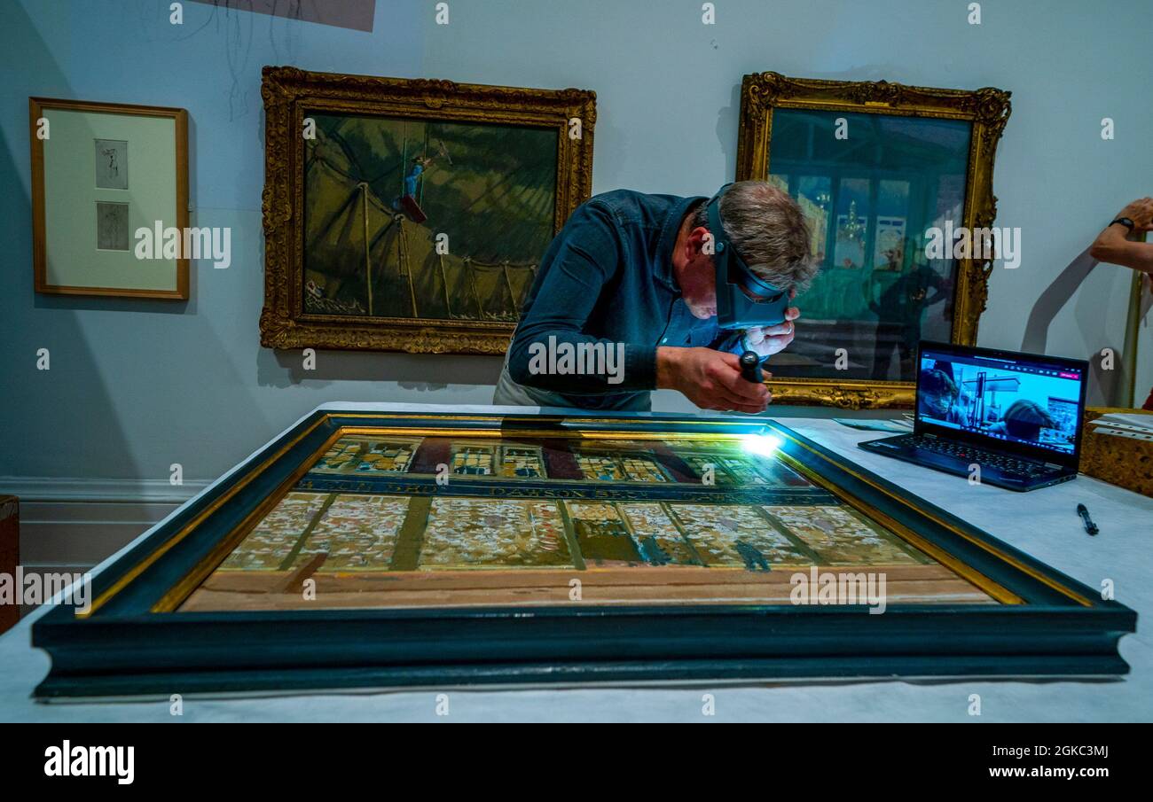 David Crombie, Senior Paintings Conservator am National Museums Liverpool, blickt während eines Fotoaufrufs zur Ausstellung „Sickert: A Life in Art“ in der Walker Art Gallery, Liverpool, über Ostern auf ein Gemälde, eine große Retrospektive des Künstlers Walter Richard Sickert. Bilddatum: Dienstag, 14. September 2021. Stockfoto