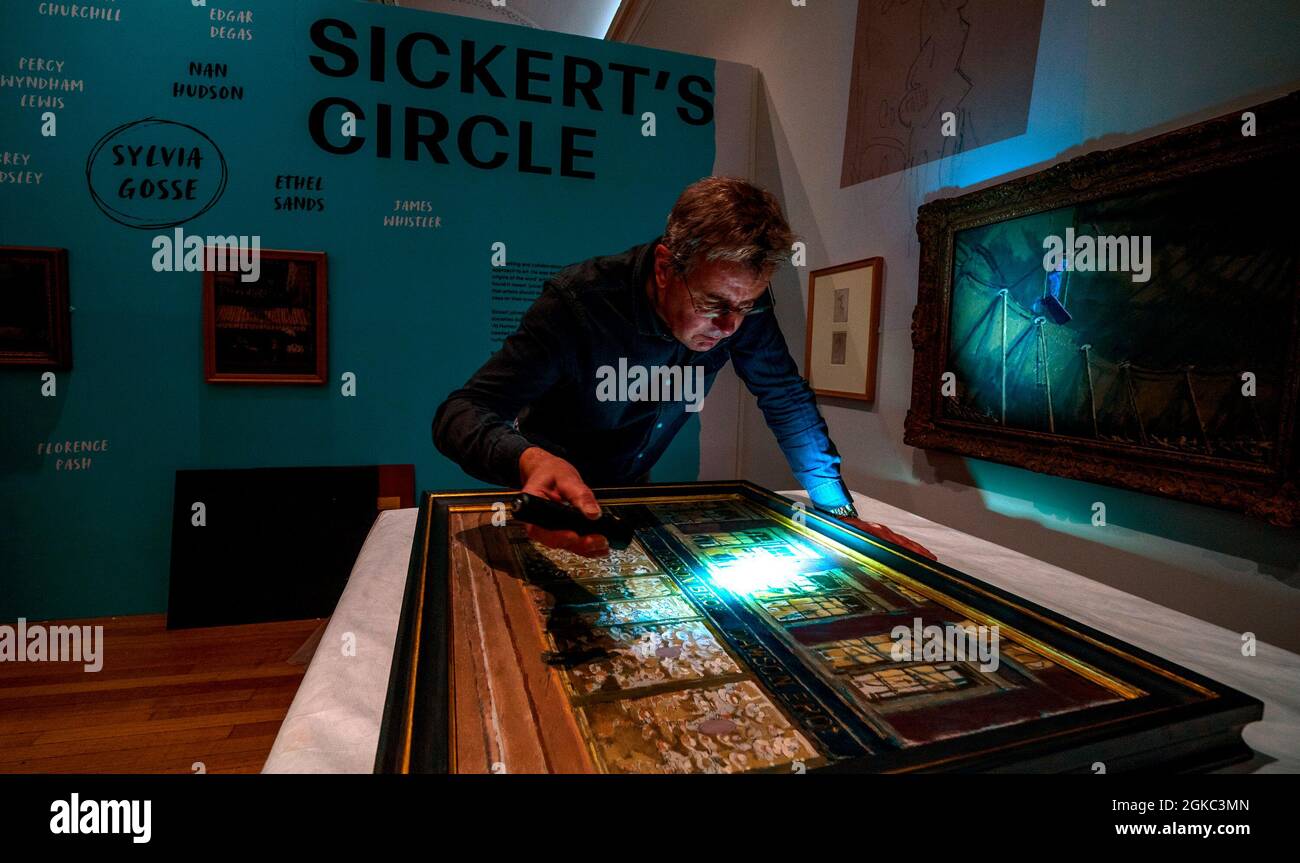 David Crombie, Senior Paintings Conservator am National Museums Liverpool, blickt während eines Fotoaufrufs zur Ausstellung „Sickert: A Life in Art“ in der Walker Art Gallery, Liverpool, über Ostern auf ein Gemälde, eine große Retrospektive des Künstlers Walter Richard Sickert. Bilddatum: Dienstag, 14. September 2021. Stockfoto