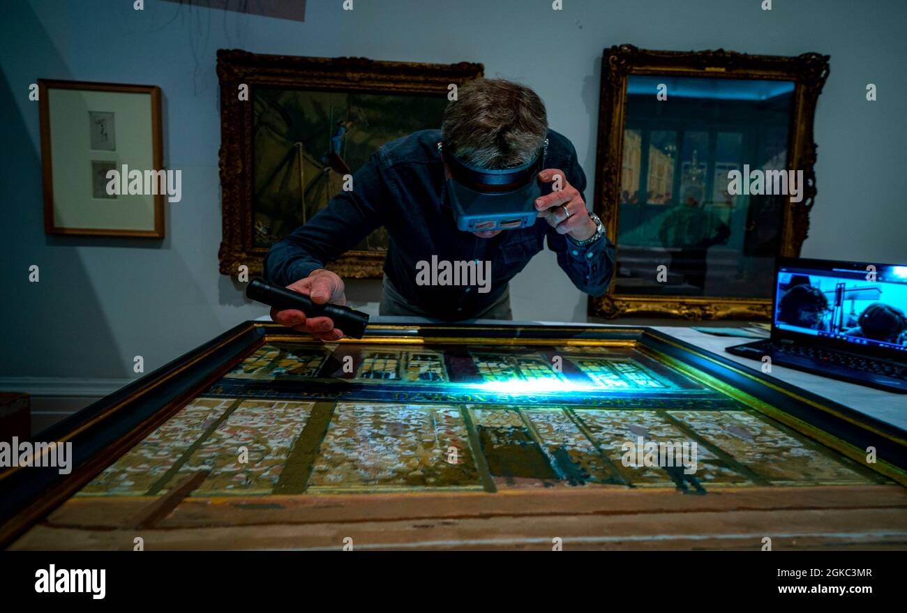 David Crombie, Senior Paintings Conservator am National Museums Liverpool, blickt während eines Fotoaufrufs zur Ausstellung „Sickert: A Life in Art“ in der Walker Art Gallery, Liverpool, über Ostern auf ein Gemälde, eine große Retrospektive des Künstlers Walter Richard Sickert. Bilddatum: Dienstag, 14. September 2021. Stockfoto