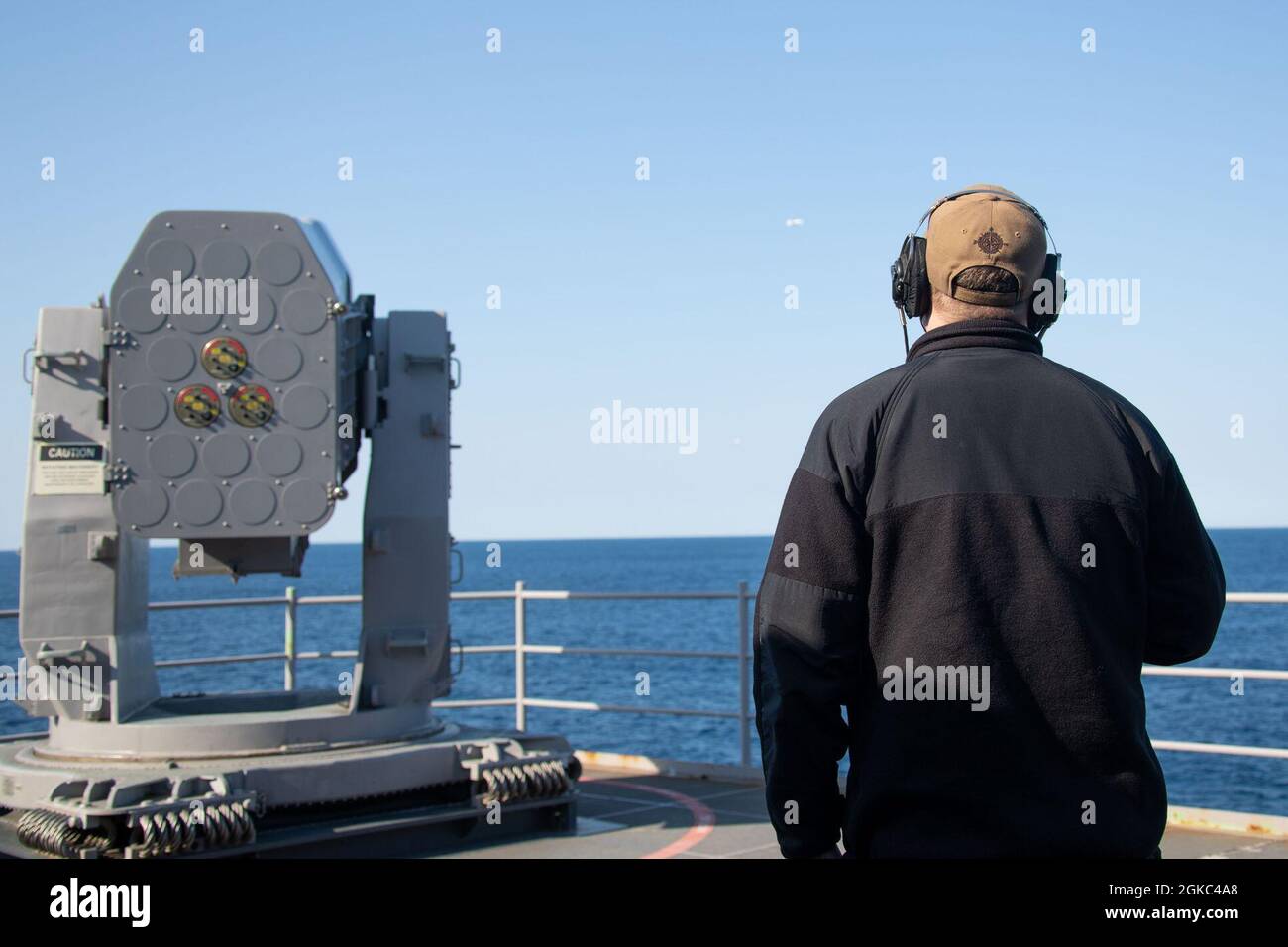 Fire Controlman 2nd Class John Marks aus Groton, New York, der Kampfsystemabteilung von USS Gerald R. Ford (CVN 78) zugeordnet, steht eine Sicherheitswache für Kampfsystemqualifizierung auf dem Waffensponson, 9. März 2021. CSSQT ist eine Anforderung des Naval Sea Systems Command, um das Schiff zu verifizieren und seine Kampfsysteme auf sichere und effektive Weise zu betreiben und zu warten. Stockfoto