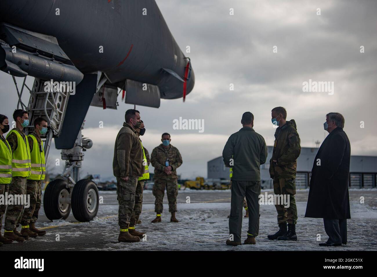 Die dem 9. Expeditionary Bomb Squadron zugewiesenen Flieger begrüßen den norwegischen Verteidigungschef General Eirik Kristoffersen und Richard Riley, Chargé d’Affaires, ad interim, für die amerikanische Botschaft in Oslo, auf der Fluglinie der Ørland Air Force Station, Norwegen, 9. März 2021. Kristoffersen und Riley reisten nach Ørland AFS, wo sie Airmen und norwegische Dienstmitglieder trafen, die an Bomber Task Force Europe-Missionen teilnahmen. Stockfoto