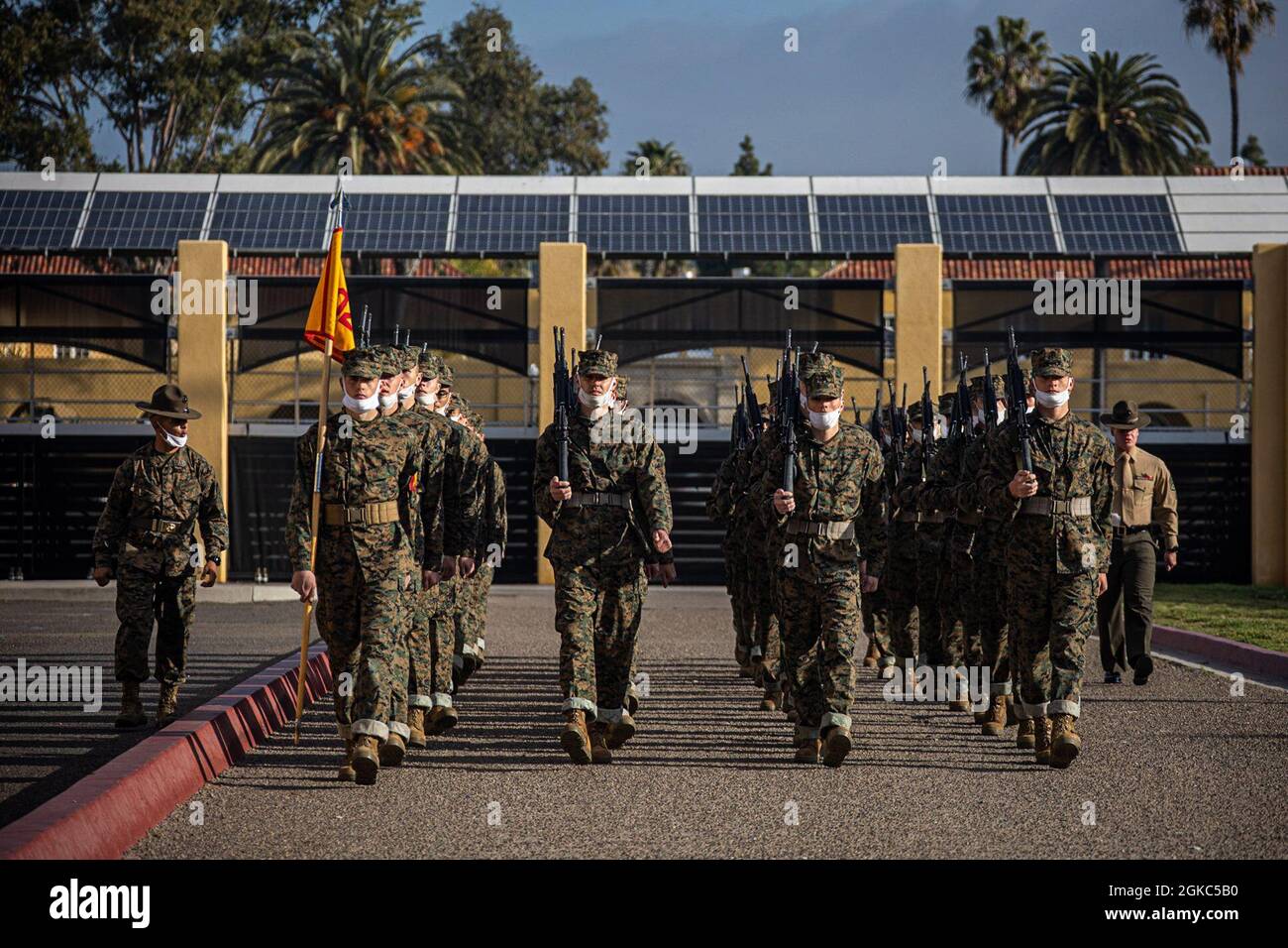 Rekruten des US-Marine-Corps, die dem 1. Rekrut Training Bataillon, Recruit Training Regiment, zugewiesen wurden, marschieren von der Parade-Plattform im Marine Corps Recruit Depot San Diego, 9. März 2021. Rekruten werden gelehrt, zu üben, um Disziplin und sofortige Bereitschaft und Gehorsam gegenüber Befehlen zu beschimhren. Stockfoto