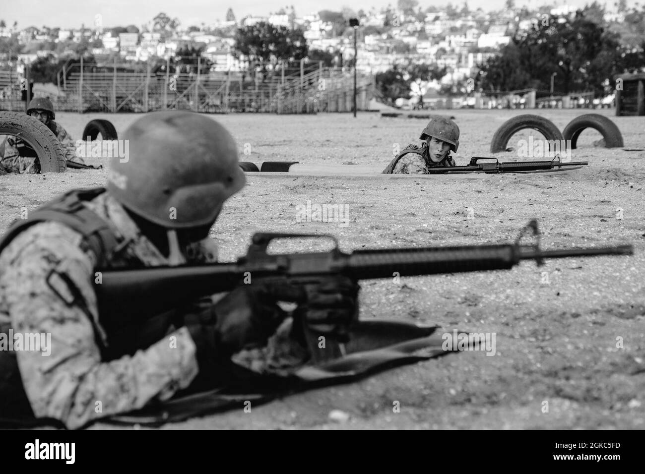 US Marine-Rekruten mit Charlie Company, 1. Rekrut Training Bataillon, nehmen am Bajonett-Angriffskurs an Bord des Marine Corps Recruit Depot San Diego Teil, 9. März 2021. Der Bajonett-Angriffskurs besteht aus verschiedenen Hindernissen, die die verschiedenen Arten von Terrain Marines simulieren, die im Kampf auftreten können. Stockfoto