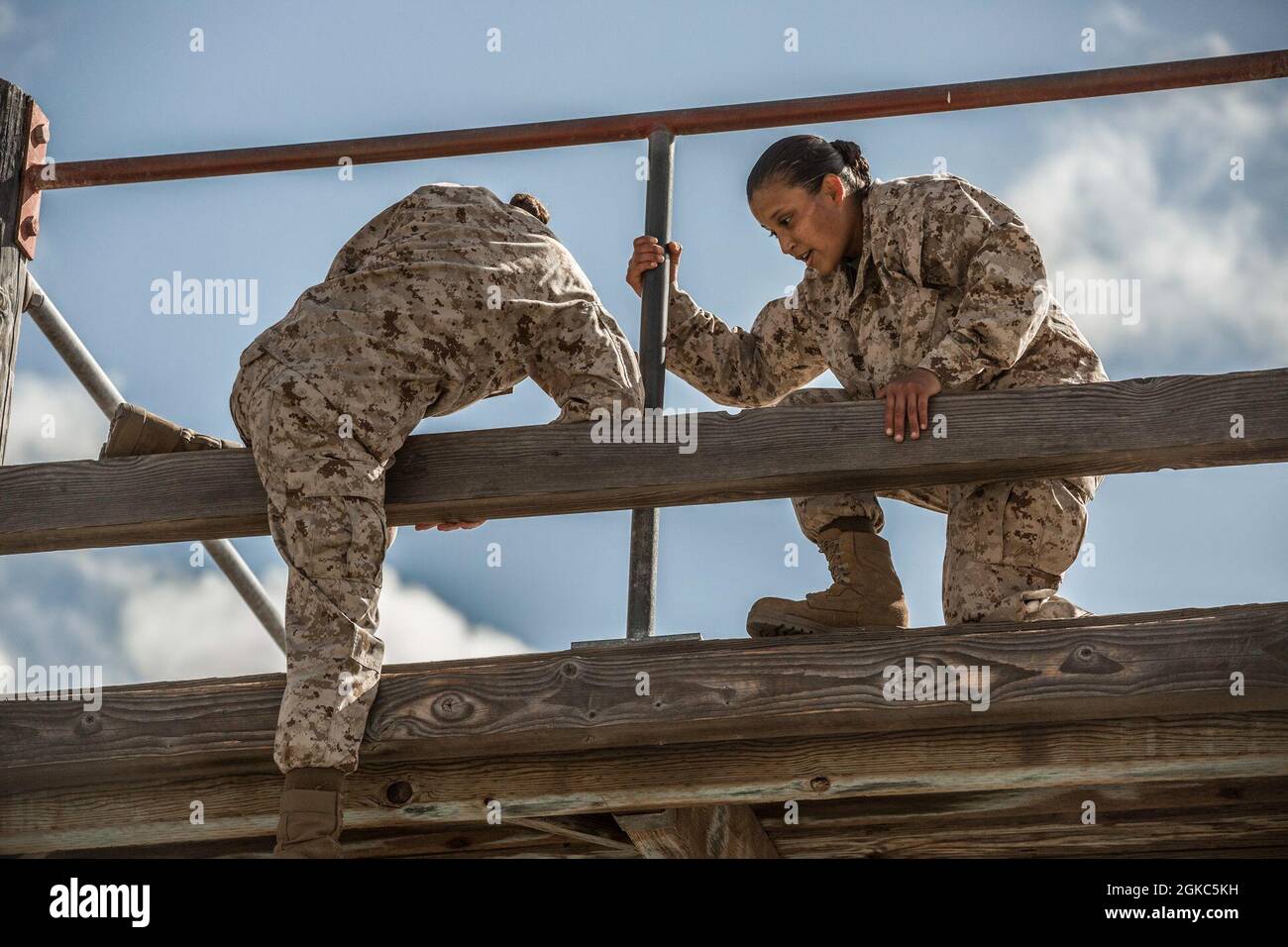 US Marine Rekruten mit Lima Company, 3. Rekrut Training Bataillon, nehmen am Vertrauenskurs im Marine Corps Recruit Depot San Diego, 9. März 2021 Teil. Der Vertrauenskurs fordert Rekruten dazu auf, sich in ihren geistigen und körperlichen Fähigkeiten selbst zu versichern. Stockfoto