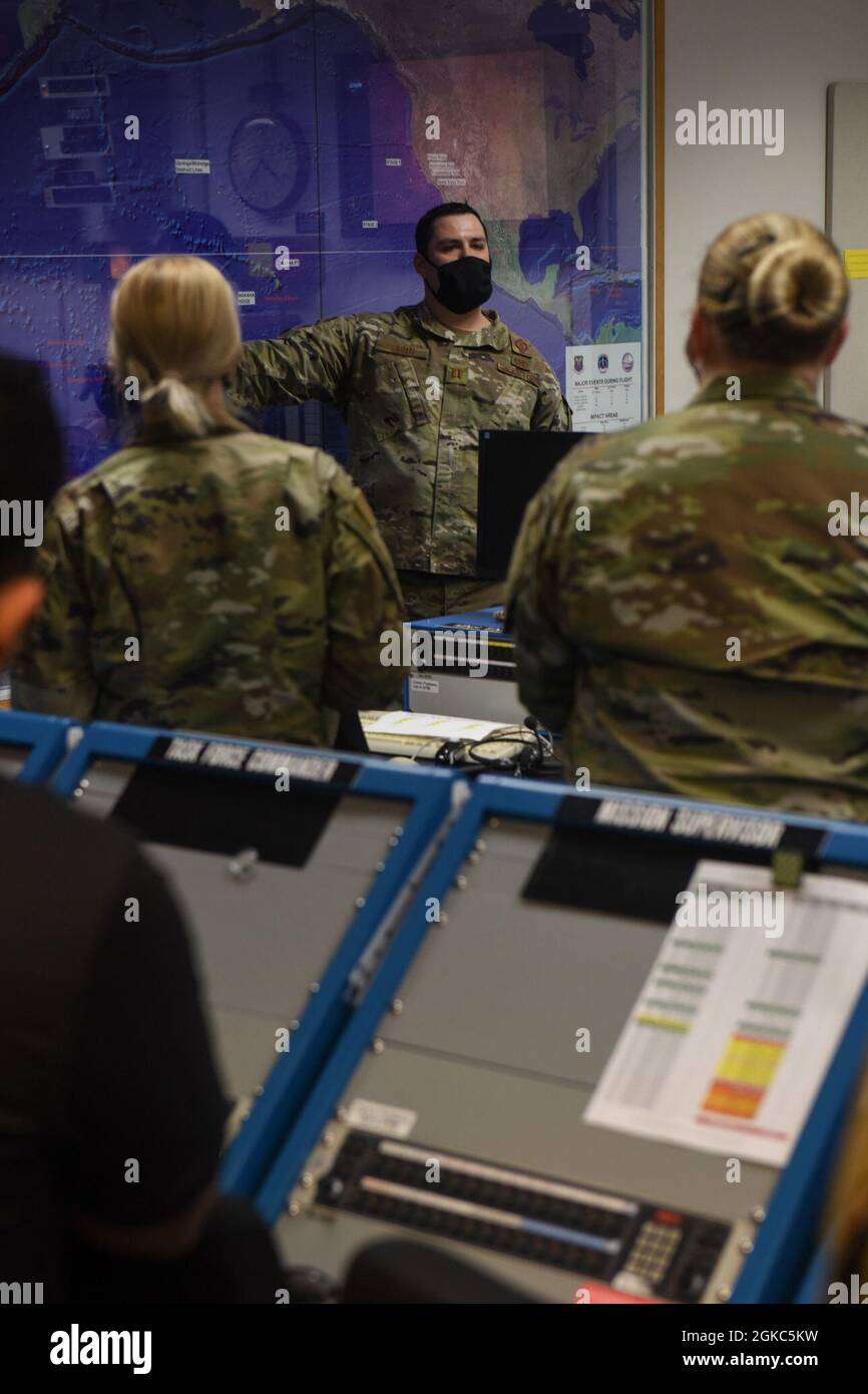 Capt. Ryan Smith, Testmanager des 576. Flugtestgeschwaders ICBM, erklärt den Startprozess des Minuteman III-Tests während einer Tour durch das ICBM Launch Support Center am 9. März 2021 auf der Vandenberg Air Force Base, Kalif. Die Zusammenarbeit zwischen dem 576. FLTS und dem 30. Weltraumflügel zeigt Vandenbergs Fähigkeit, eine sichere Reichweite zu unterstützen und den MMIII zu testen. Stockfoto