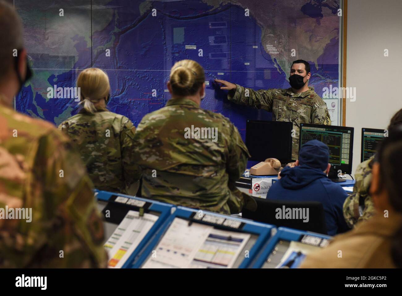 Capt. Ryan Smith, Testmanager des 576. Flugtestgeschwaders ICBM, erklärt den Startprozess des Minuteman III-Tests während einer Tour durch das ICBM Launch Support Center am 9. März 2021 auf der Vandenberg Air Force Base, Kalif. Die Zusammenarbeit zwischen dem 576. FLTS und dem 30. Weltraumflügel zeigt Vandenbergs Fähigkeit, eine sichere Reichweite zu unterstützen und den MMIII zu testen. Stockfoto