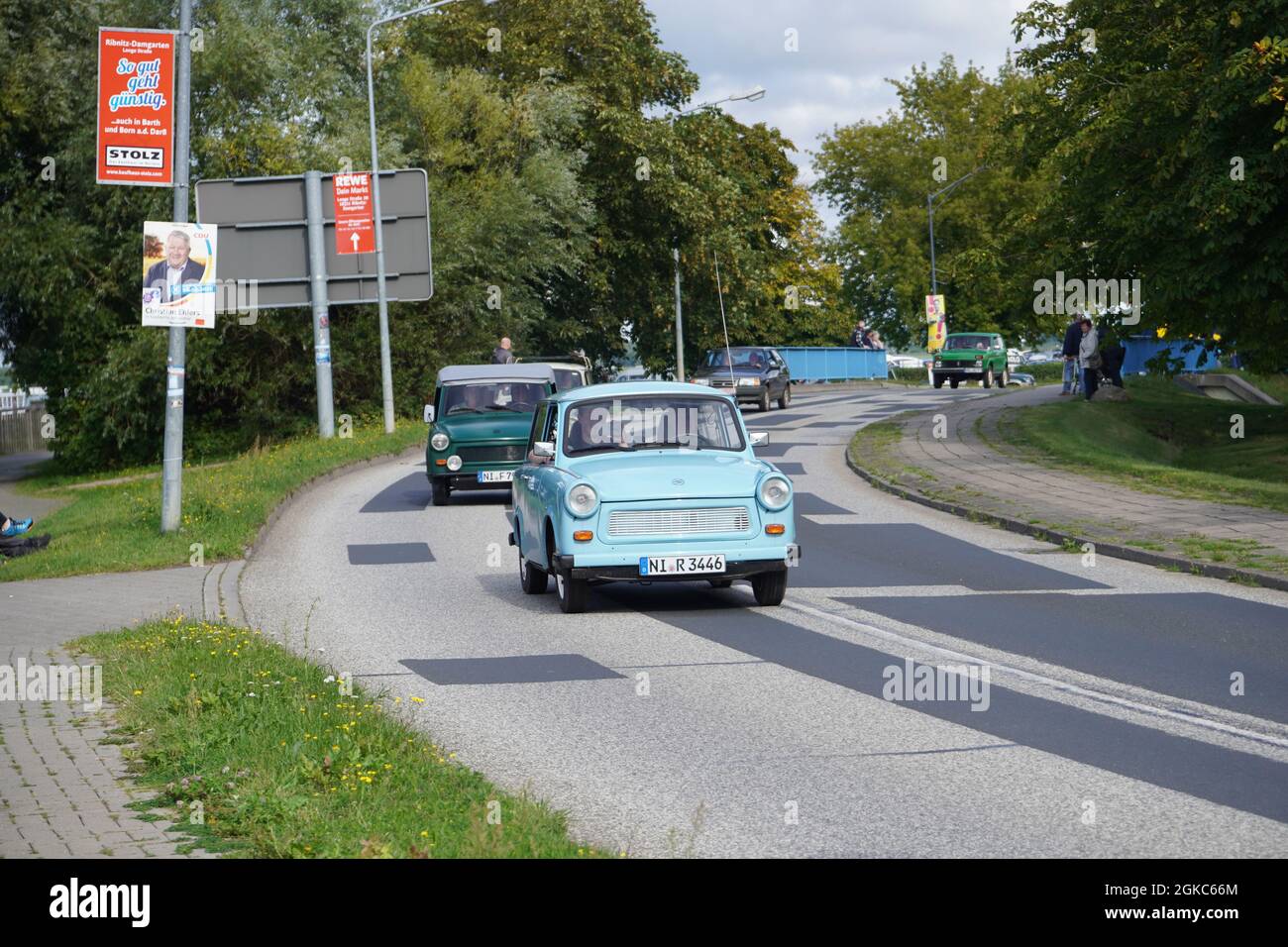 RIBNITZDAMGARTEN, DEUTSCHLAND - 27. Aug 2021: Eine Reihe von Retro-Oldtimern, die auf einer Straße in Ribnitz Damgarten fahren Stockfoto