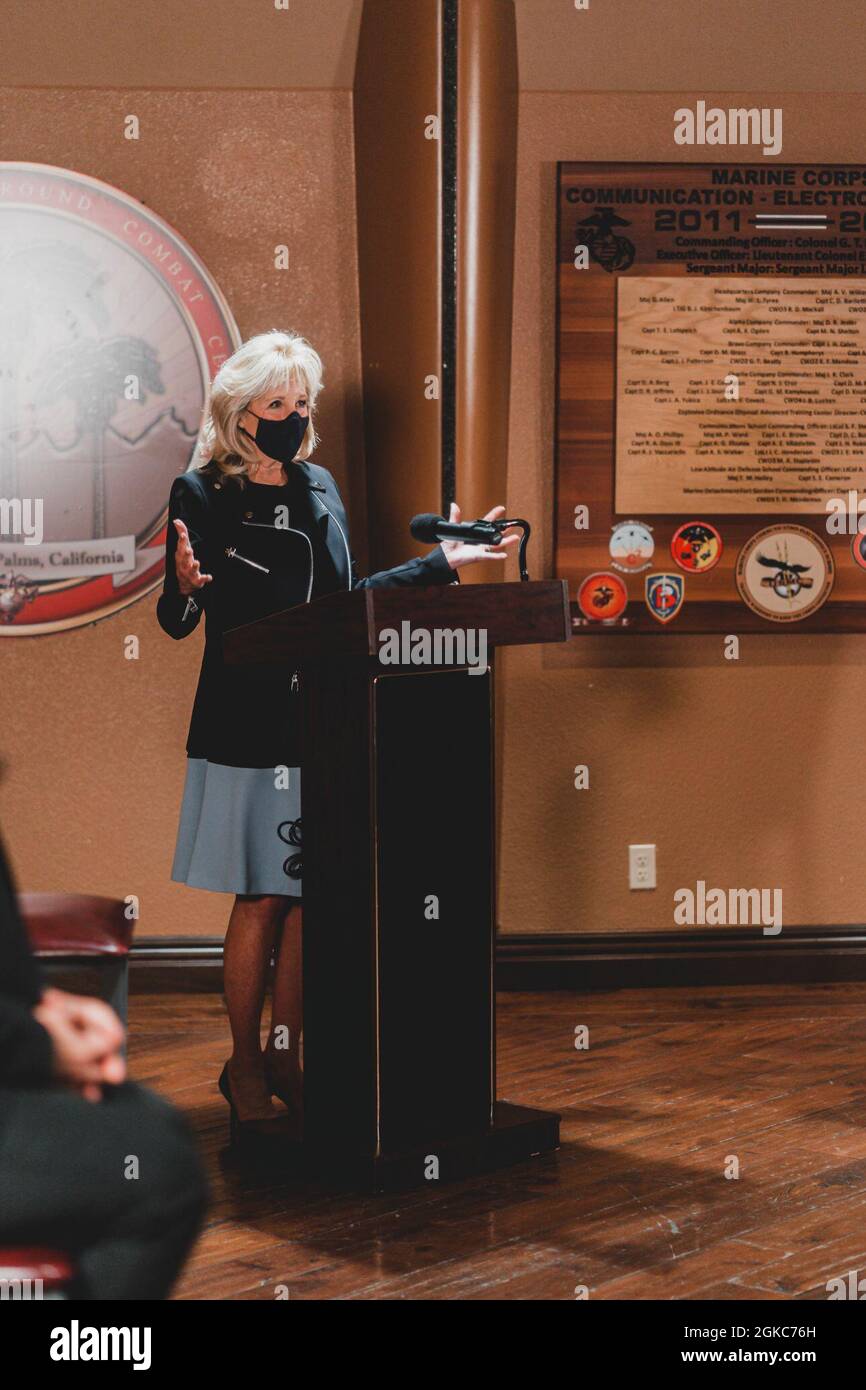 Dr. Jill Biden, First Lady der Vereinigten Staaten, spricht bei ihrem Besuch im Marine Corps Air Ground Combat Center, Twentynine Palms, Kalifornien, am 10. März 2021, an militärische Ehepartner. Dr. Biden besuchte das Combat Center, um den Ehegatten des Militärs über die einzigartigen Herausforderungen und die Unterstützung zu hören, die von US-Dienstmitgliedern und Familien benötigt werden; Dieser Besuch ist Teil der Arbeit der First Lady im Vorfeld der Wiederbelebung des "Joining Forces Program" im Laufe dieses Jahres, einer Initiative, die 2011 mit Biden und Michelle Obama, der ehemaligen First Lady der Vereinigten Staaten, begann. Stockfoto