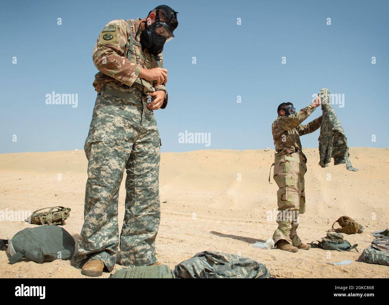 Mitglieder der Task Force Spartan nehmen an chemischen, biologischen, radiologischen, nuklearen (CBRN) Trainings in der Nähe von Camp Buehring, Kuwait, 10. März 2021 Teil. Soldaten Rennen gegen die Uhr, um die Mission Oriented Protective Posture (MOPP)-Ausrüstung anzuziehen. Der MOPP-Anzug schützt Soldaten vor chemischen, biologischen und radioaktiven Stoffen. Diese Schulung wird sicherstellen, dass Soldaten ihre Fähigkeiten im Kampfeinsatz in einer CBRN-Umgebung erlangen und aufrechterhalten. Stockfoto