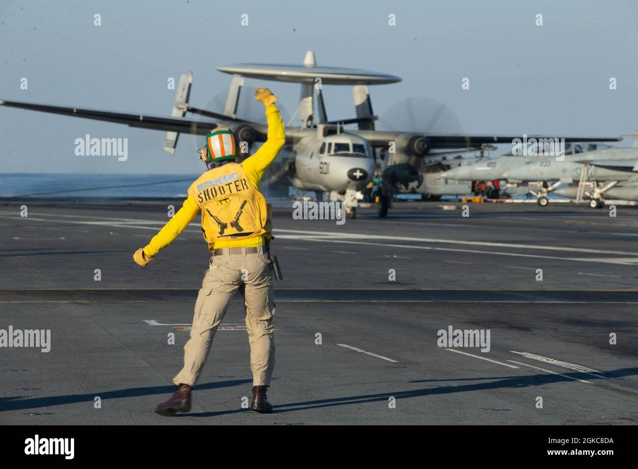 LT. Alex Clark aus Bettendorf, Iowa, der Luftbehörde von USS Gerald R. Ford (CVN 78) zugewiesen wurde, feiert als E2-C Hawkeye, befestigte die „Bärenasse“ des Airborne Command and Control Squadron (VAW) 124, landet auf dem Flugdeck von Gerald R. Ford (CVN 78), 10. März 2021. Ford führt derzeit im Atlantischen Ozean Beförderungen durch. Stockfoto