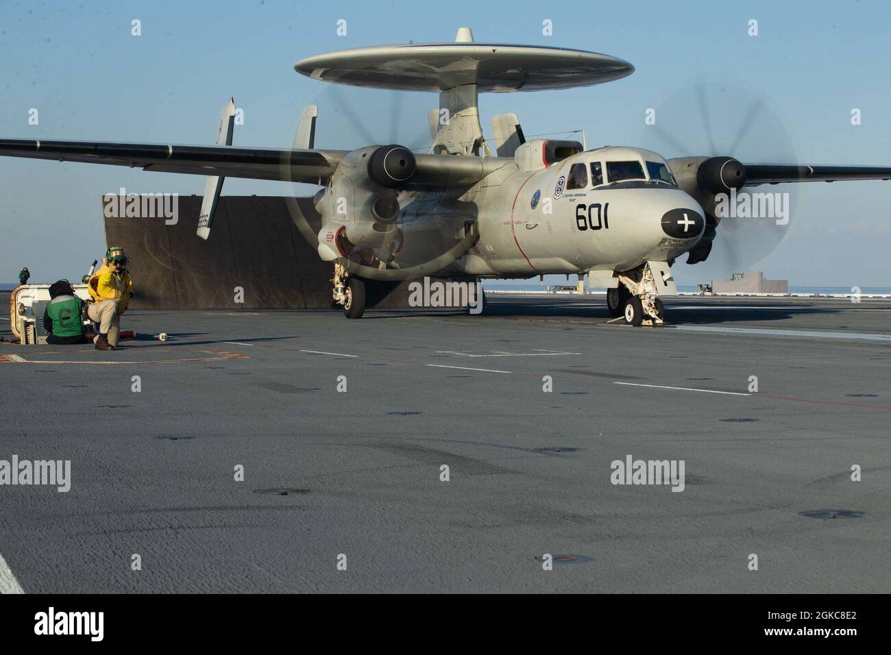 LT. Alex Clark aus Bettendorf, Iowa, der Luftbehörde von USS Gerald R. Ford (CVN 78) zugewiesen wurde, leitet einen E2-C Hawkeye, befestigte die „Bärenasse“ des Flugkommandos und Kontrollgeschwaders (VAW) 124, um vom Flugdeck der USS Gerald R. Ford (CVN 78) aus zu starten, 10. März 2021. Ford führt derzeit im Atlantischen Ozean Beförderungen durch. Stockfoto