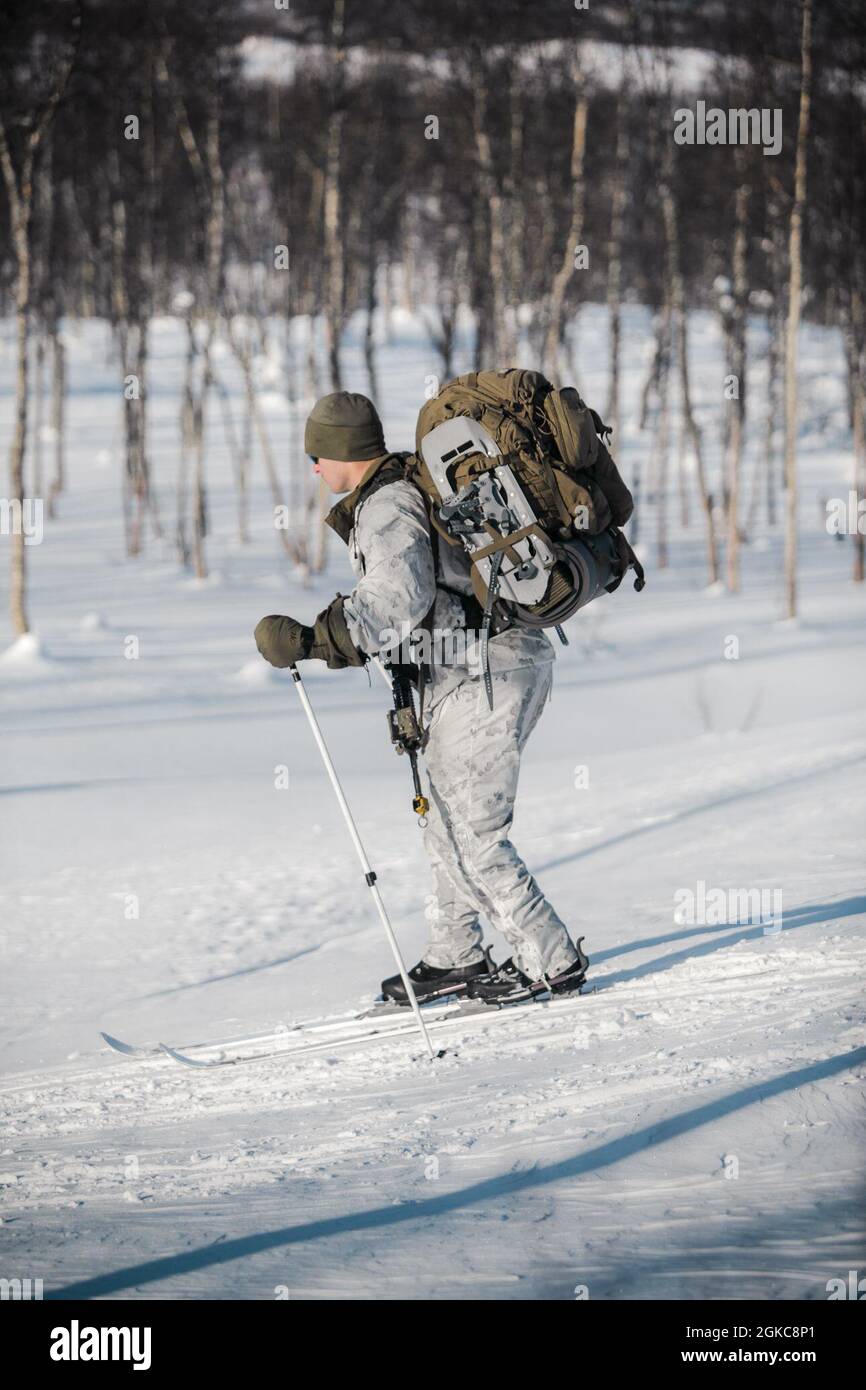 Eine US-Marine mit Marine Rotational Force Europe 21.1 (MRF-E), Marine Forces Europe und Africa, Skilanglaufski durch Wintergelände während einer Force-on-Force-Übung in Blatind, Norwegen, 10. März 2021.Companies, führte Zug-Level Force-on-Force-Training durch, bei dem die Fähigkeiten bei kaltem Wetter genutzt wurden, um die technischen und taktischen Fähigkeiten in einem Winterkampfumfeld zu verbessern. MRF-E konzentriert sich auf regionale Engagements in ganz Europa, indem es verschiedene Übungen, Schulungen zur arktischen Kälte- und Bergkriegsführung sowie militärische Engagements durchführt, die die Interoperabilität der USA insgesamt verbessern Stockfoto