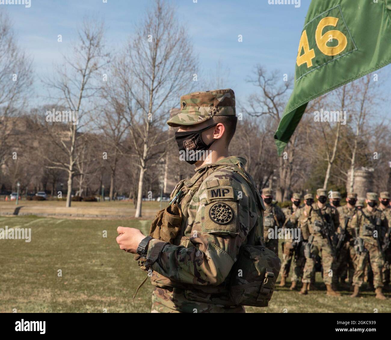 SPC der US-Armee. Aaron Clapp, 46th Military Police Company, 177. Military Police Brigade, Michigan National Guard, hält eine Münze der Exzellenz, die er auf dem US-Kapitol Rasen Washington, D.C., 10. März 2021 verliehen wurde. Etwa 1000 Soldaten kehrten nach ihrer Unterstützung der Operation Capitol Response II auf Ersuchen des National Guard Bureau und der Capitol Police nach Michigan zurück. Stockfoto