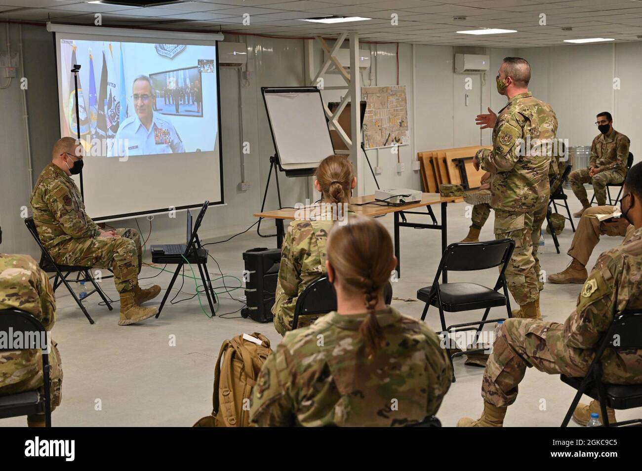 US Air Force Chief Master Sgt. Dennis Fuseliers, der 332. AEW-Kommandochef, dankt dem Senior Enlisted Advisor des Chairman of the Joint Chiefs (SEAC), Chief Master Sgt. Ramon Colon-Lopez, der erste Airman, der für den gemeinsamen Einsatz am 5. März 2021 ausgewählt wurde, für seine Zeit am 10. März 2012. Die Veranstaltung wurde gesponsert, um mit einer Führungsklasse zusammenzufallen, die der Flügel unter dem Namen Carnivore Leadership unternahm, die Colon-Lopez verfasste. Stockfoto