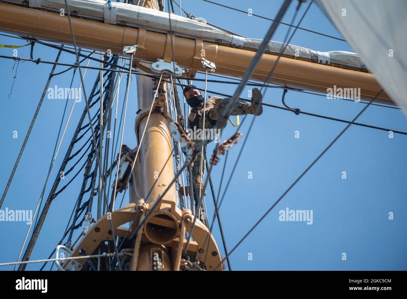 ATLANTISCHER OZEAN (10. März 2021) Seaman Ari Modely, Spezialist der US-Navy, klettert auf dem Hauptplatz der Gallanten an Bord der USCGS Eagle (WJX 327), während er im Atlantischen Ozean unterwegs ist. Matrosen, die der USS Constitution zugewiesen wurden, sind mit Eagle unterwegs, um in der Segelkunst geschult zu werden und die Beziehungen zwischen Marine und Küstenwache weiter auszubauen. Stockfoto