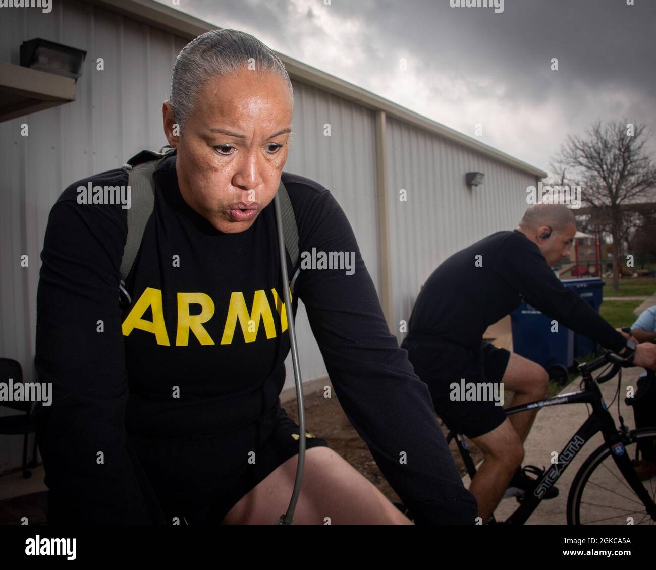 U.S. Army Master Sgt. Mary Jackson, Soldier Recovery Unit, Brooke Army Medical Center, nimmt am Virtual Army Trials Cycling Event in Fort Sam Houston, Texas, am 11. März 2021 Teil. Soldaten der BAMC SRU wetteifern im September um die Mannschaftsarmee bei den Warrior Games des Verteidigungsministeriums. Stockfoto