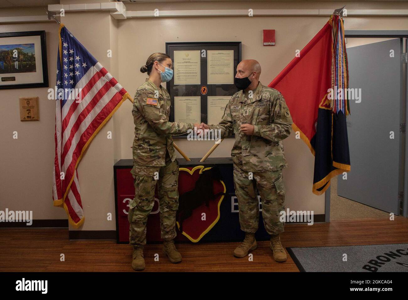 Personal Sgt. Breanna Duckworth, eine Karriereberaterin, die dem 325th Brigade Support Bataillon, 3rd Infantry Brigade Combat Team, 25th Infantry Division, zugewiesen ist, wird von Sgt anerkannt. Maj. Hayward Smith, Senior Career Counselor der US Army Pacific, für den erfolgreichen Abschluss des 25. Jungle Operations Training Course der Infantry Division in Schofield Barracks, Hawaii am 11. März 2021. Stockfoto