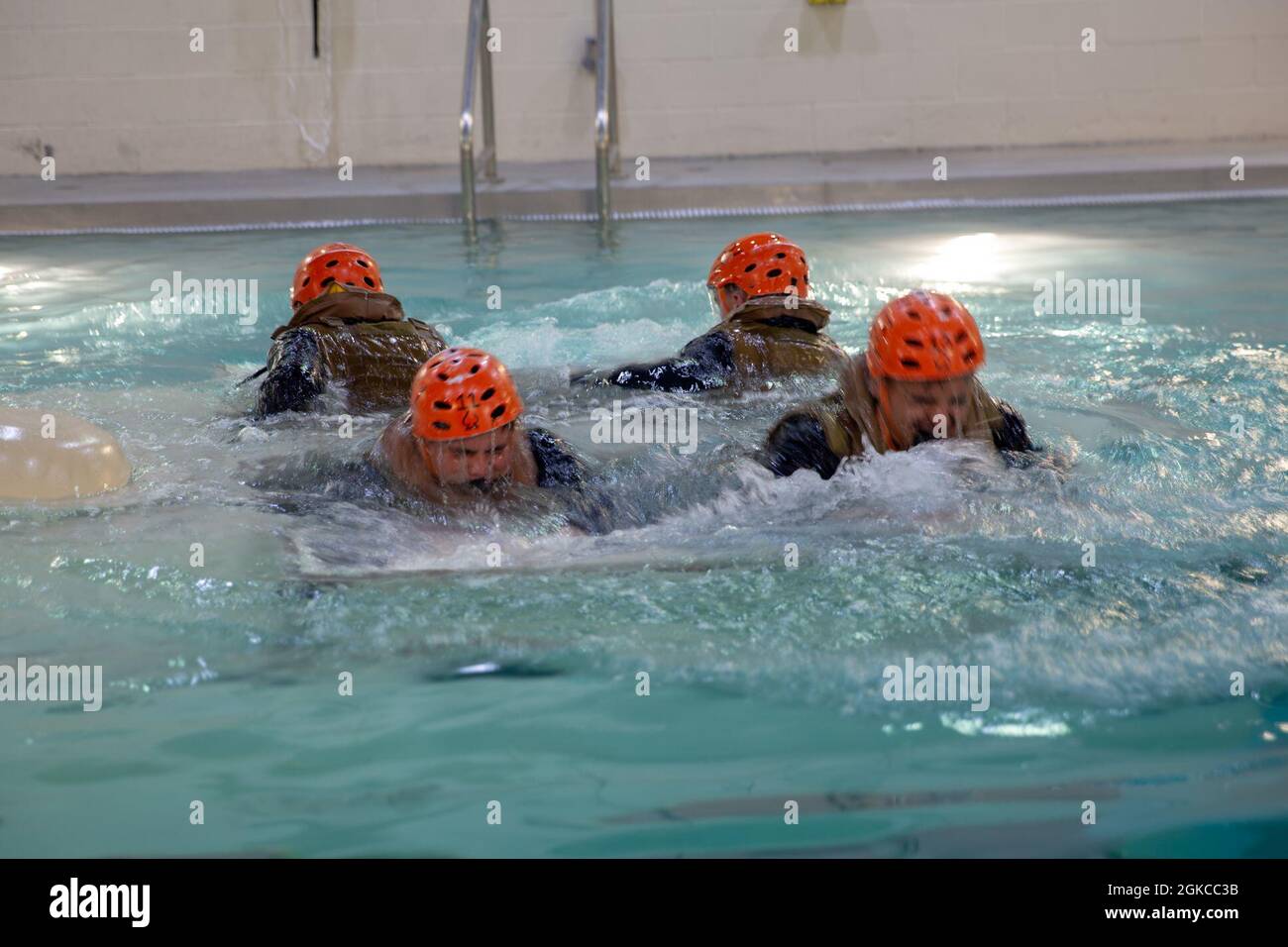 U.S. Marines with Alpha Company, 2d Assault Amphibian Bataillon, 2d Marine Division, Ausstieg aus einem simulierten, sinkenden Angriffs-Amphibienfahrzeug während eines Unterwasser-Ausgangs-Trainings auf Camp Lejeune, N.C., 11. März 2021. Unterwasser-Ausstieg-Training ist ein lebensrettender Kurs, der Service-Mitglieder mit den Fähigkeiten und dem Selbstvertrauen, um erfolgreich und sicher entfernen sich aus einem Angriff amphibischen Fahrzeug, leichte gepanzerte Fahrzeuge und Hubschrauber, die in Wasser getaucht werden können. Stockfoto