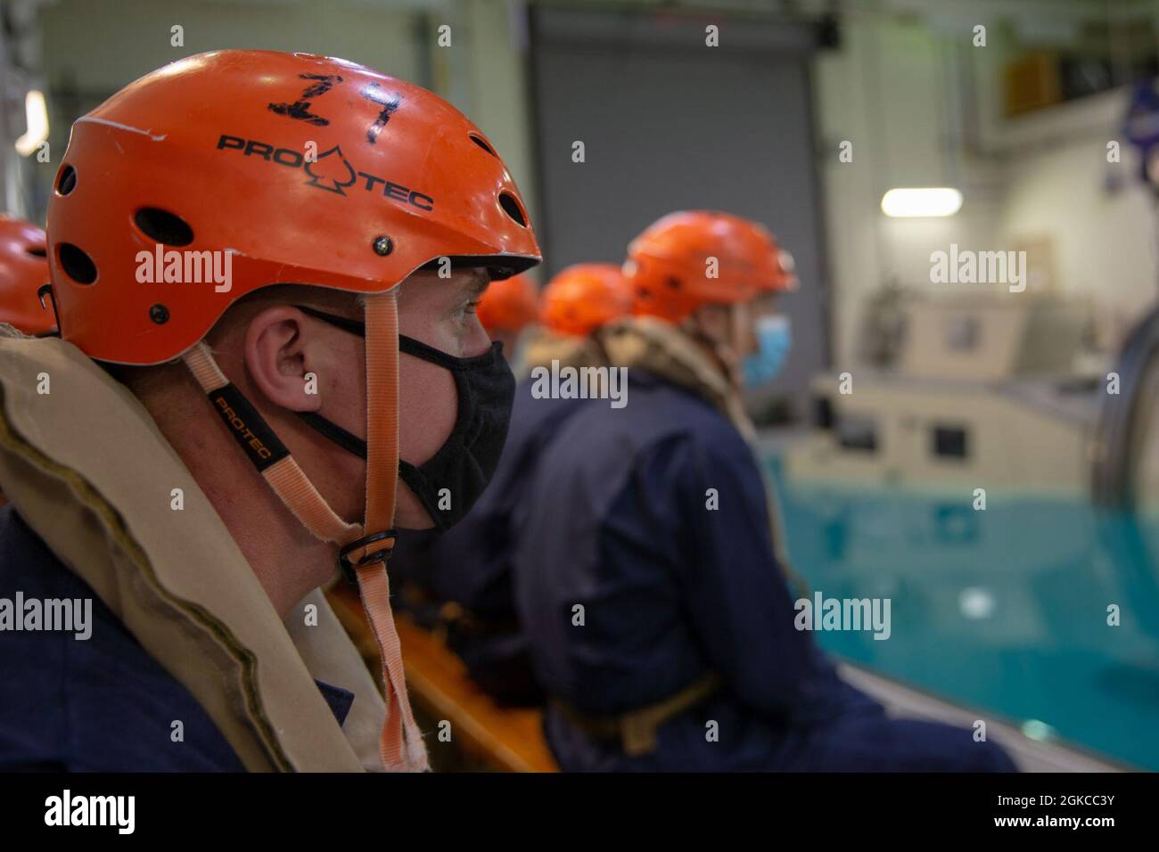 U.S. Marines Corps Lance CPL. Goodell Dawson, ein amphibischer Fahrzeug-Betreiber mit Sturmflucht bei Alpha Company, 2d Assault Amphibian Battalion, 2D Marine Division, bereitet sich auf die Durchführung von Unterwasser-Ausstiegstrainings auf Camp Lejeune, N.C., 11. März 2021 vor. Unterwasser-Ausstieg-Training ist ein lebensrettender Kurs, der Service-Mitglieder mit den Fähigkeiten und dem Selbstvertrauen, um erfolgreich und sicher entfernen sich aus einem Angriff amphibischen Fahrzeug, leichte gepanzerte Fahrzeuge und Hubschrauber, die in Wasser getaucht werden können. Stockfoto