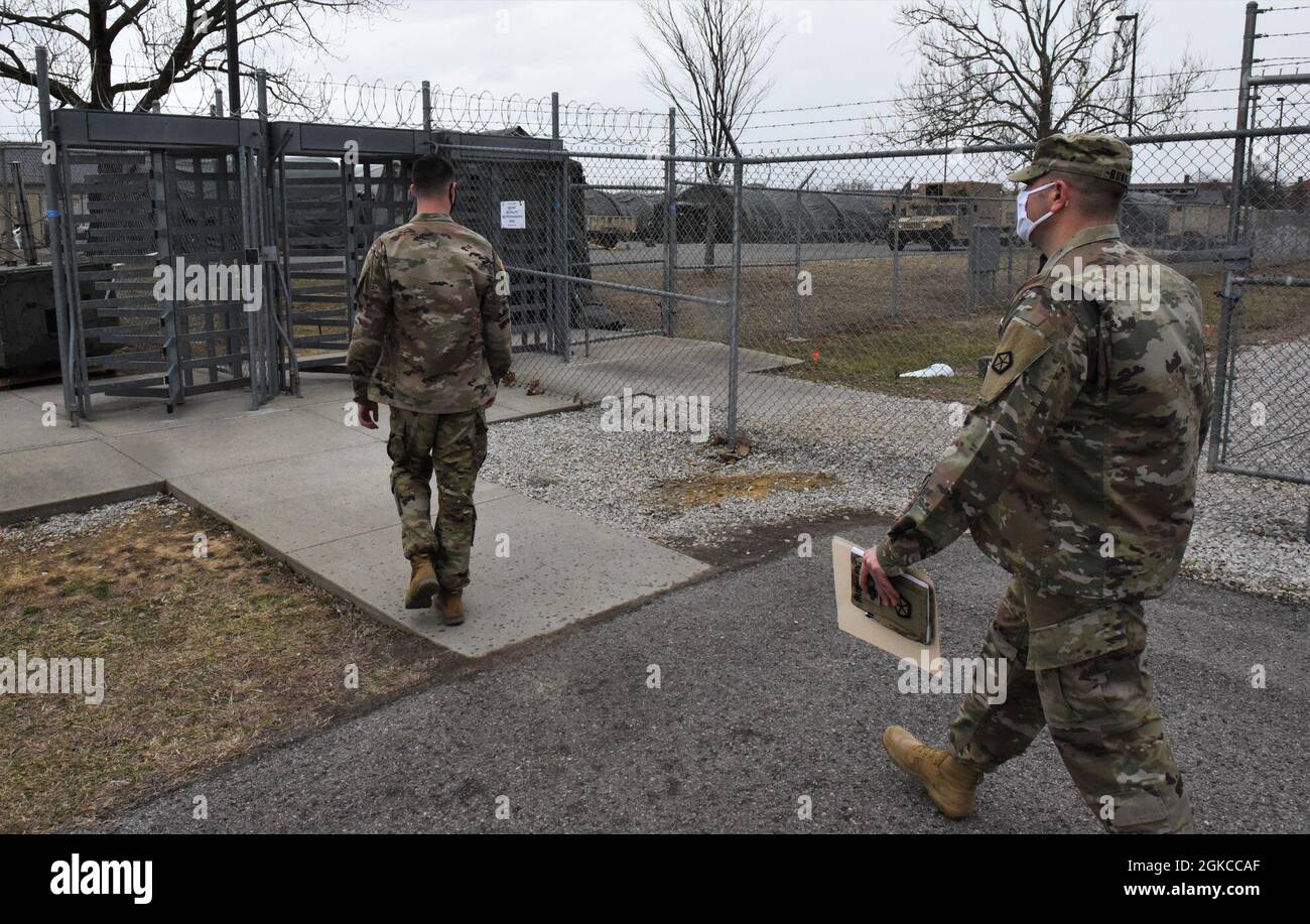 Mehrere Mitglieder des V Corps führten in der Woche vom 8. März 2021 Operationen an zwei sicheren Orten im Manöver Training Center in Fort Knox durch. Stockfoto