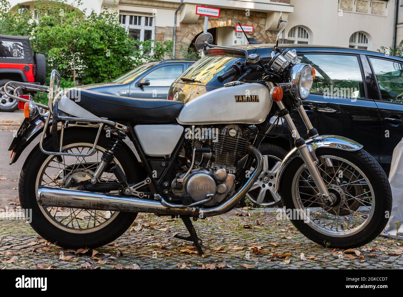 Yamaha SR500 Motorrad auf dem Bürgersteig geparkt Stockfoto