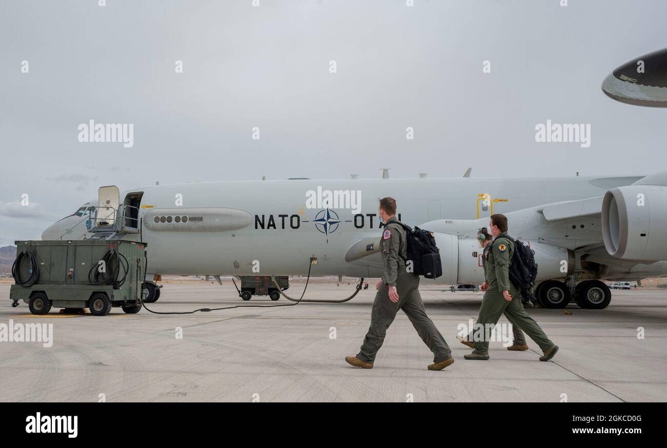 Mitglieder der Crew des NATO E-3A Airborne Warning and Control System (AWACS) gehen am 11. März 2021 an Bord des Flugzeugs auf dem Luftwaffenstützpunkt Nellis, Nevada. Die Teilnahme der NATO an Red Flag 21-2 ist ein wesentlicher Bestandteil der Trainingsmission, die die Bereitschaft unterstützt und es dem 414. Kampftrainingsgeschwader ermöglicht, seine Flieger, Alliierten und Partner zu trainieren, zu instruieren und zu führen. Stockfoto