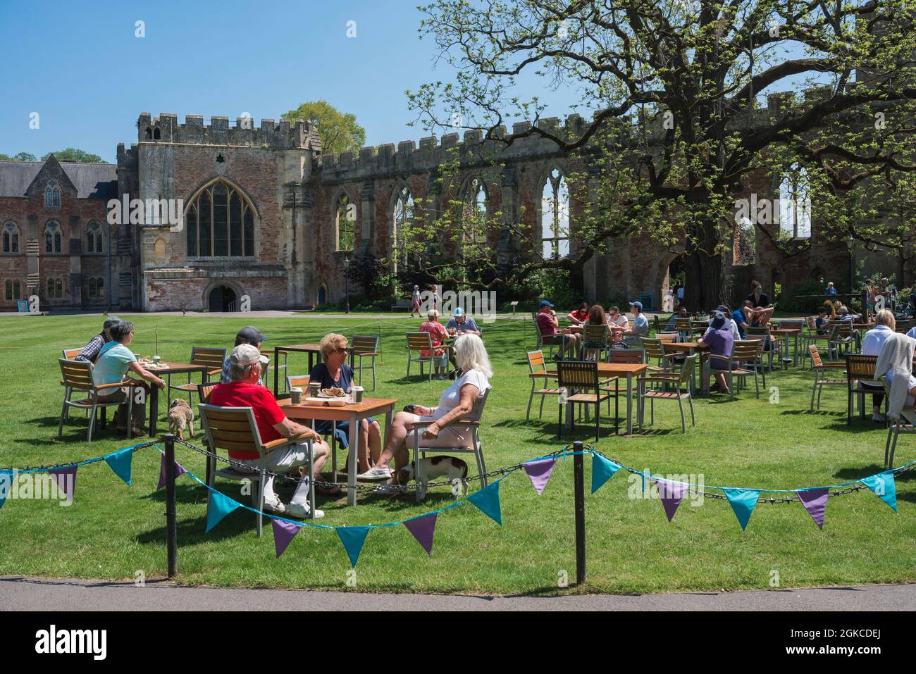 Sommer in Großbritannien, im Sommer können Sie sich an Cafés in den Bishop's Palace Gardens in der Domstadt Wells, Somerset, England, entspannen Stockfoto