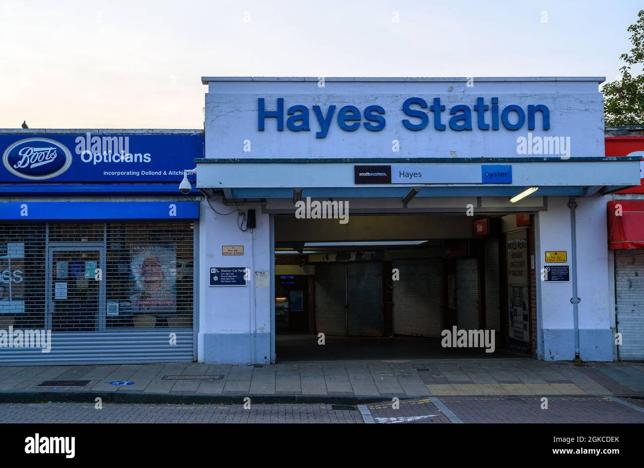 Hayes, Kent, Großbritannien. Eingang zum Bahnhof Hayes mit Bahnhofsschild und keine Personen. Sieht dunkel und verlassen aus. Hayes ist im Großraum London. Stockfoto