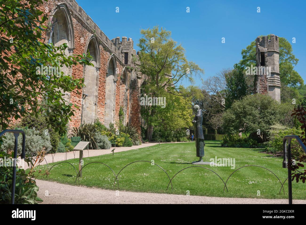 Wells Bishop's Palace, Ansicht einer Statue eines Pilgermönchs im Inneren der Bishop's Palace Gardens in Wells, Somerset, England, Großbritannien Stockfoto