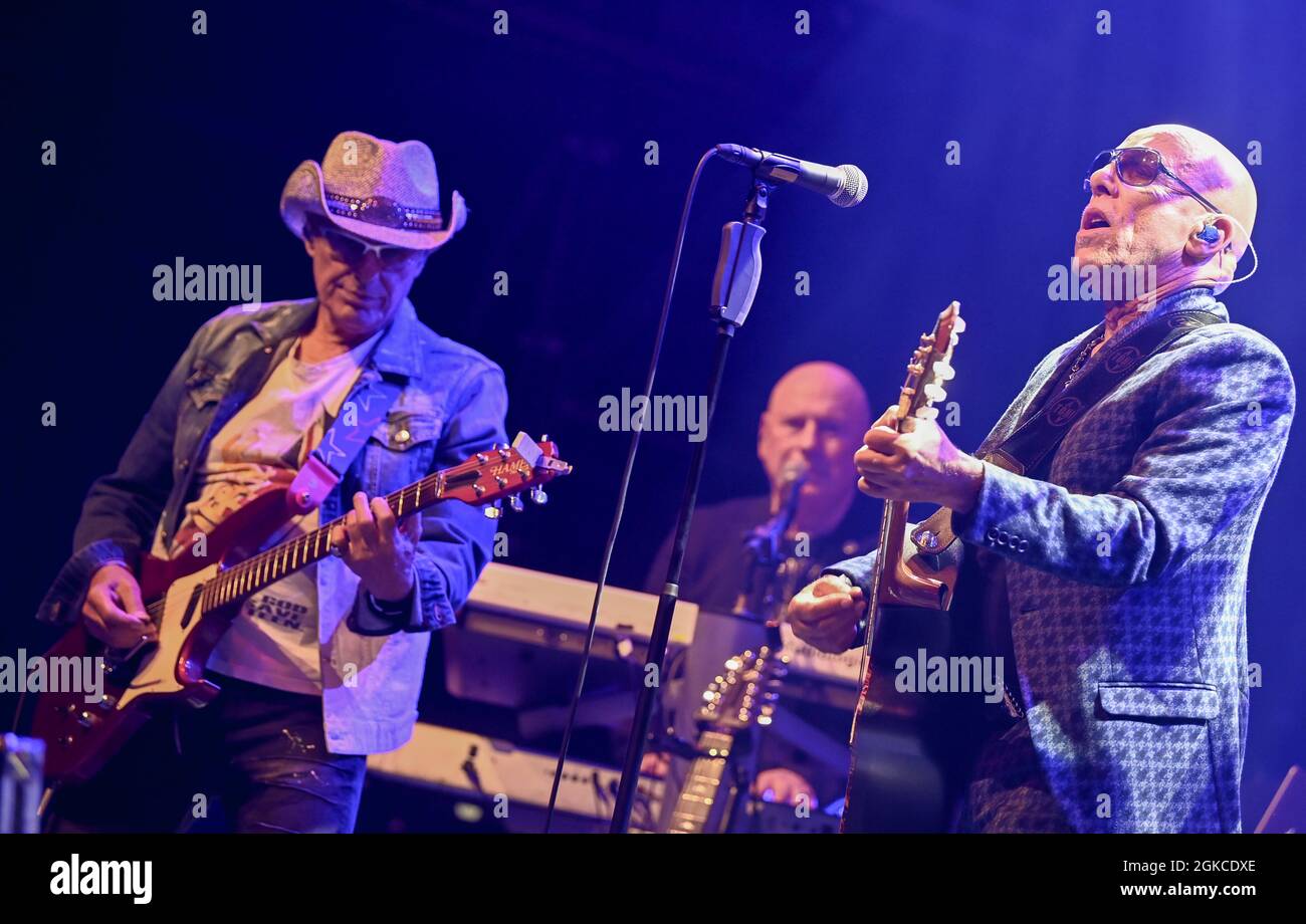 Berlin, Deutschland. September 2021. Die Musiker Fritz Puppel (l-r), Manfred Hennig und Toni Krahl von der Band City bei einem Presseevent zum 50-jährigen Bestehen der Band 2022 im Kesselhaus. Die Band plant, ihren Fans Auf Wiedersehen mit mehreren Live-Konzerten Ende nächsten Jahres zu sagen. Für das Jubiläumsjahr sind ein neues Doppelalbum und ein Buch geplant. Quelle: Jens Kalaene/dpa-Zentralbild/dpa/Alamy Live News Stockfoto