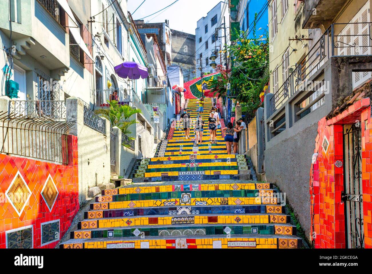 Symmetrische Ansicht der Selaron-Stufen (Escadaria Selaron) im Napa-Distrikt in Rio de Janeiro, Brasilien. Die Kunst ist vom chilenischen Künstler Jorge Selaron. Th Stockfoto