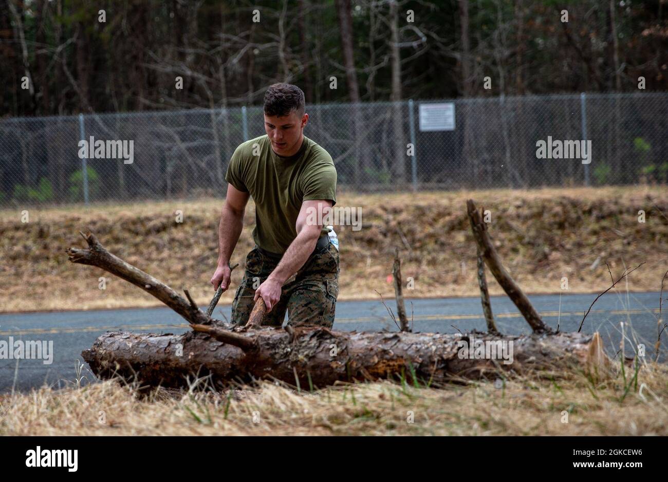 U.S. Marine Corps CPL. Samuel Woods mit dem Sicherheitsbataillon hilft bei der Durchführung einer Säuberung im Lunga Park auf der Marine Corps Base Quantico, VA., 12. März 2021. Der Lunga Park ist der größte und beliebteste Wasserkörper auf der Basis, wurde aber 2012 aufgrund der Entdeckung der nicht explodierten Verordnung aus dem Zweiten Weltkrieg in der Region geschlossen. Die Marineinfanteristen arbeiten ehrenamtlich daran, sich auf die Wiedereröffnung des Erholungsgebiets vorzubereiten, die für den Sommer geplant ist. Stockfoto