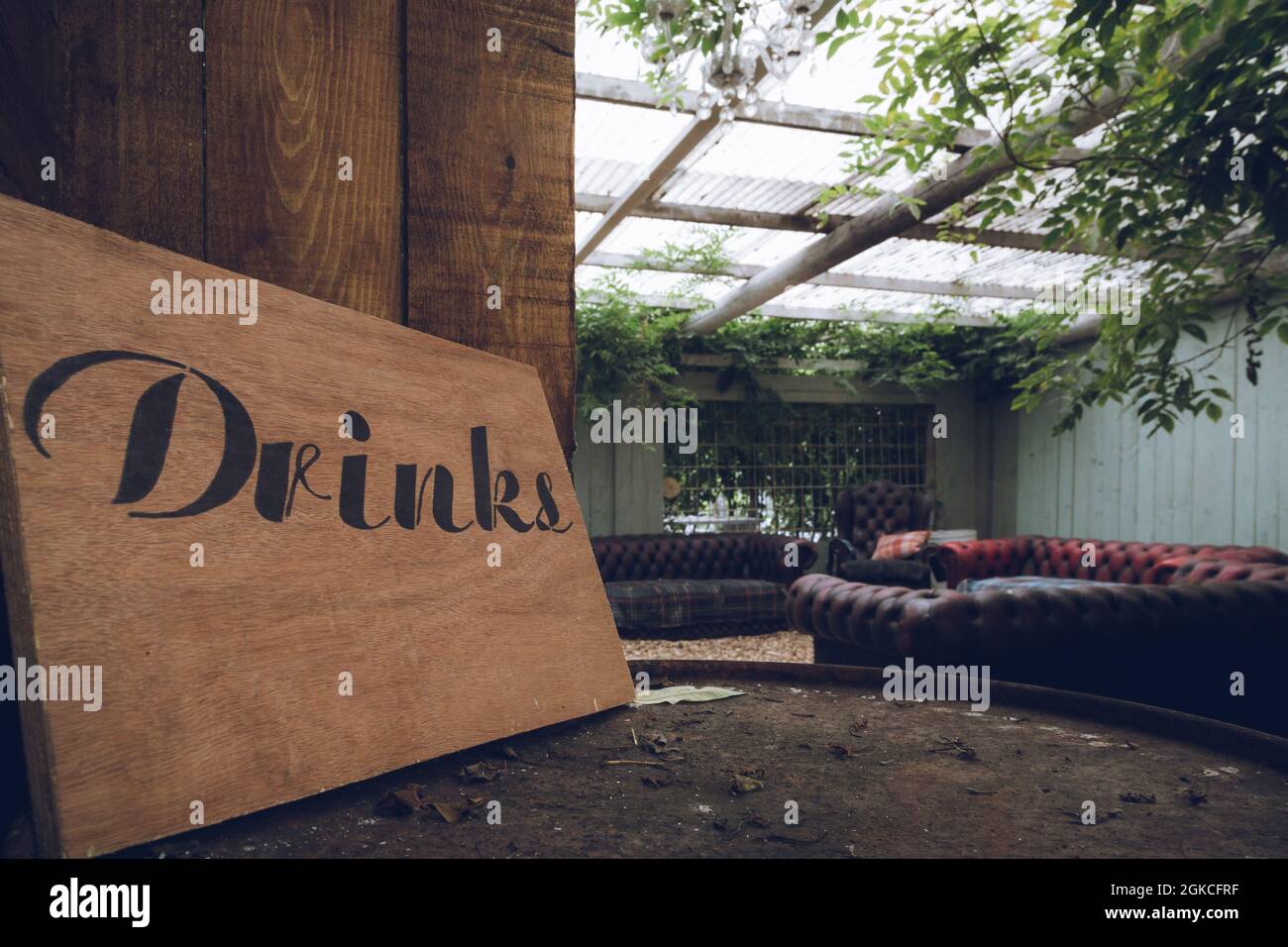 Ein rustikales Holzschild in einer Bar, auf dem Getränke gelesen werden Stockfoto