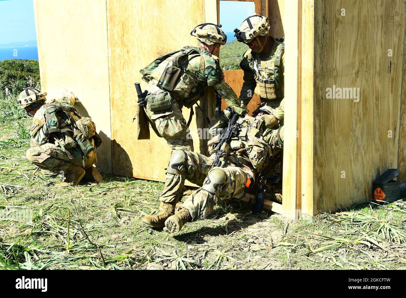 Fallschirmjäger der US-Armee, die der Attack Company, dem 1. Bataillon, dem 503. Infanterie-Regiment, der 173. Luftbrigade zugeordnet sind, evakuieren während der Übung einen Unfall im Haupttrainingsgebiet der italienischen Armee Capo Teulada auf der Insel Sardinien, Italien 11. März 2021 unter Covid-19-Präventionsbedingungen. Übung Eagle Pangea ist ein 1-503. TRAINING IN Squad Live Fire and Platoon External Evaluation Event. Die 173. Airborne Brigade ist die Notfalleinsatztruppe der US-Armee in Europa, die in der Lage ist, einsatzbereite Truppen überall in den US-amerikanischen Gebieten Europa, Afrika oder Central Commands zu projizieren Stockfoto