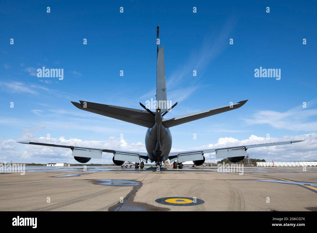 Ein Flugzeug der US Air Force KC-135 Stratotanker, das dem 100. Lufttankflügel zugewiesen wurde, wird während eines B-1B Lancer-Betankens während einer Bomber Task Force-Mission über Schottland am 12. März 2021 für den Start von der Royal Air Force Lakenheath, England, vorbereitet. Die US-Luftwaffe ist engagiert, postured und bereit mit glaubwürdigen Kräften, um in einem zunehmend komplexen Sicherheitsumfeld zu versichern, abzuschrecken und zu verteidigen. Stockfoto