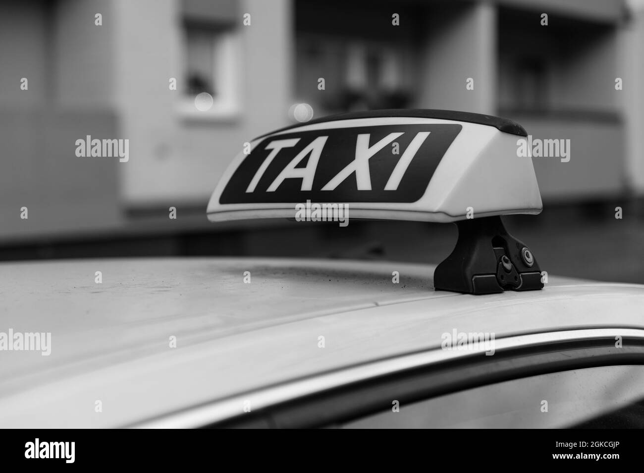 Taxi-Schild auf einem deutschen Taxi von rechts in schwarz-weiß Stockfoto