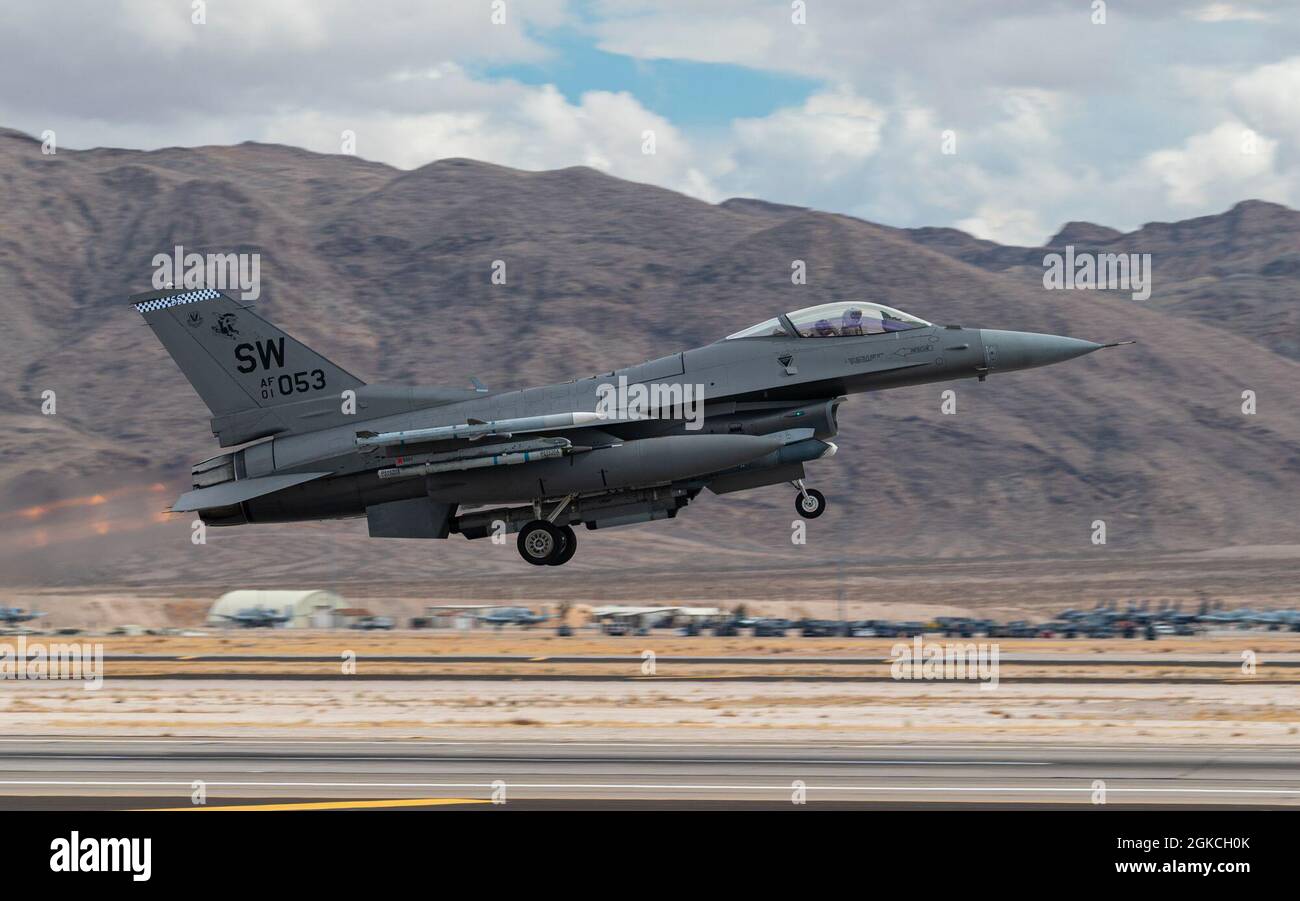 Ein F-16 CM-Kampfjet, der dem 20. Kampfflügel der Shaw Air Force Base, South Carolina, zugewiesen wurde, hebt am 12. März 2021 zu einer Mission der Roten Flagge 21-2 auf dem Luftwaffenstützpunkt Nellis, Nevada, ab. Red Flag findet über dem Nevada Test and Training Range statt und bietet dem Kriegsjäger einen flexiblen, realistischen und multidimensionalen Kampfraum, um eine erweiterte Ausbildung der US-Militärdienste und Koalitionstruppen durchzuführen. Stockfoto
