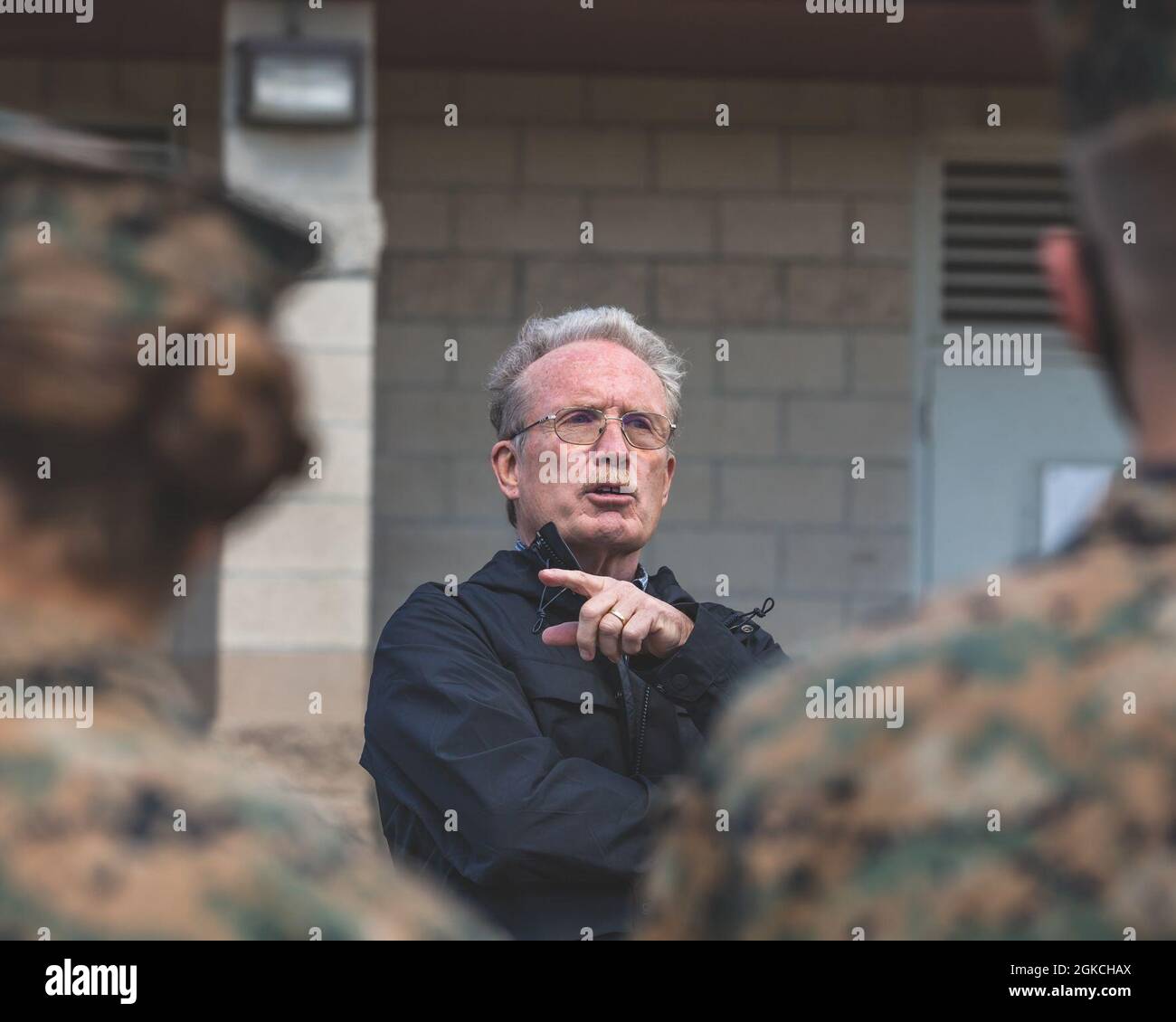 John Beauchamp, ein Military & Family Life Counselor (MFLC), spricht mit Mike Company, 9. Kommunikationsbataillon, I Marine Expeditionary Force Information Group, im Marine Corps Base Camp Pendleton, Kalifornien, 12. März 2021, zu den US-Marineinfanatiker. Als MFLC bietet er Dienstmitgliedern und ihren Familien eine nicht-medizinische Beratung an. Stockfoto