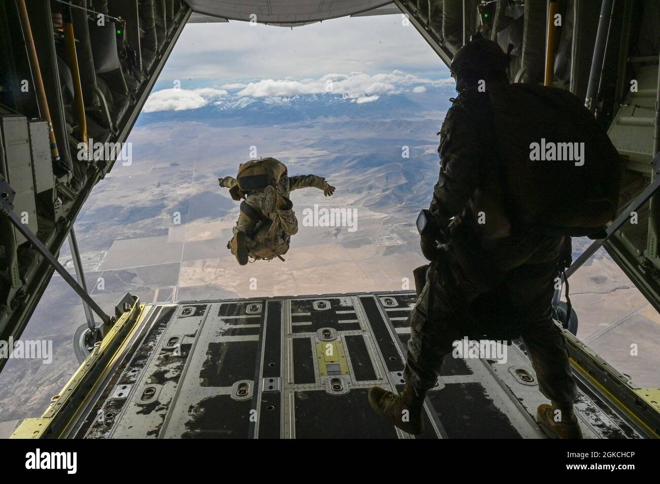 Soldaten der Utah National Guard von der 19. Special Forces Group (Airborne) führen am 12. März 2021 während eines dreiwöchigen Capstone-Trainings einen hochgelegenen, sich tief öffnenden Luftabwurf über Utah durch. Dieser Grundstein trug dazu bei, eine Grundlage für agile Kampfeinsätze C-130J und zukünftige Kampfkampfkapazitäten zu schaffen. Stockfoto