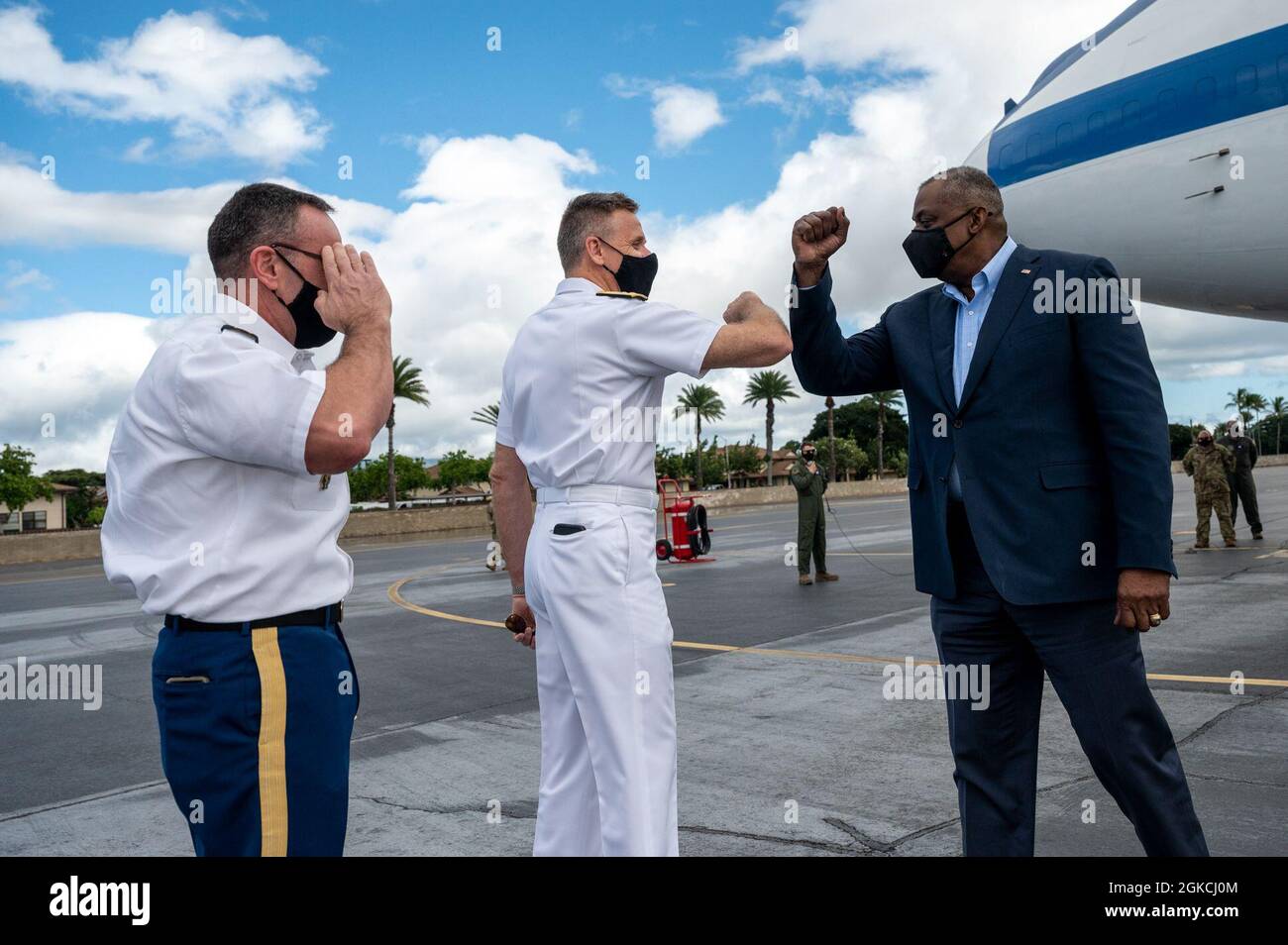 Verteidigungsminister Lloyd J. Austin III begrüßt den Kommandanten des US-Indo-Pacific Command, Navy ADM. Philip S. Davidson und der hochrangige angereichte Anführer des US-Indo-Pacific Command, Army Command Sgt. Maj. Shane W. Shorter (links), bei Ankunft auf dem Luftwaffenstützpunkt Hickam, Hawaii, 13. März 2021. Stockfoto