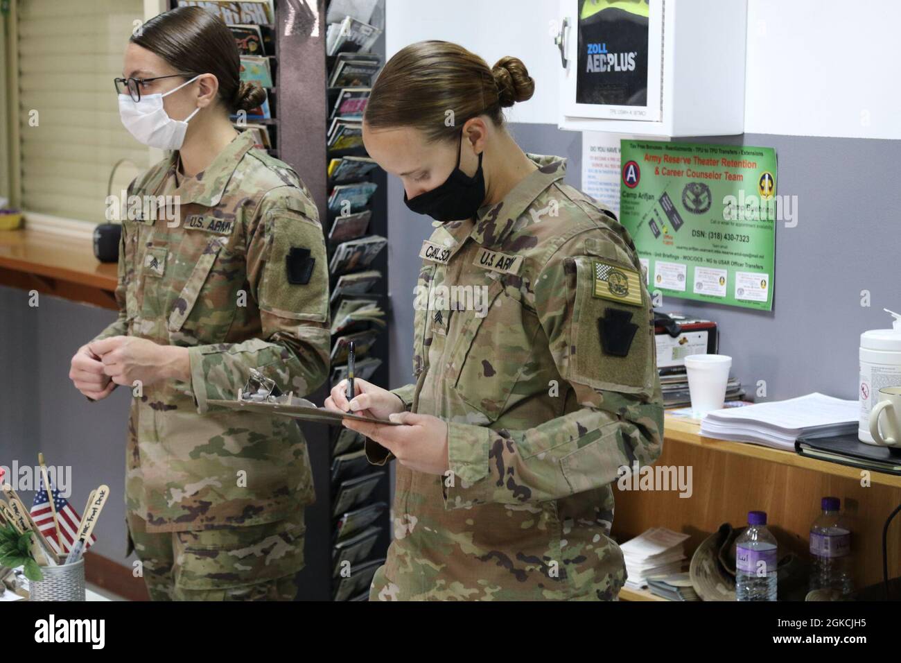 US Army Sgt. Emily Armel, links, und Sgt. Brianna Carlson, Kampfmediziner beim 628. Aviation Support Bataillon, 28. Expeditionary Combat Aviation Brigade, überprüft den Papierkram, bevor Soldaten in einer medizinischen Klinik im 28. Einsatzgebiet des ECAB im Nahen Osten einen COVID-19-Impfstoff erhalten. Stockfoto