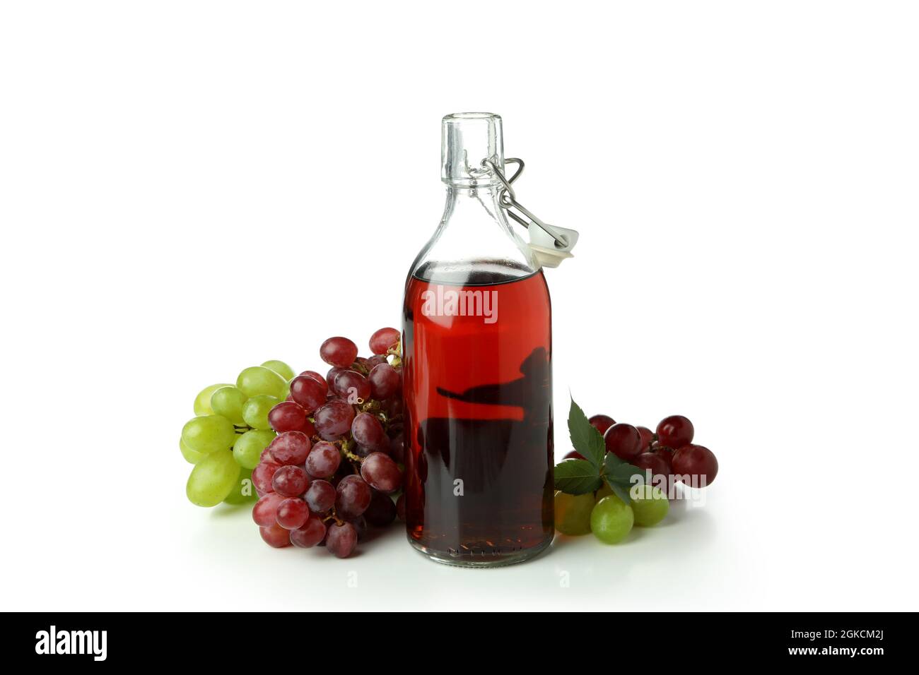 Flasche Essig und Traube isoliert auf weißem Hintergrund Stockfoto