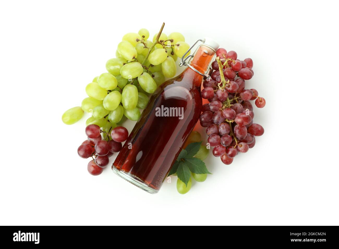 Flasche Essig und Traube isoliert auf weißem Hintergrund Stockfoto