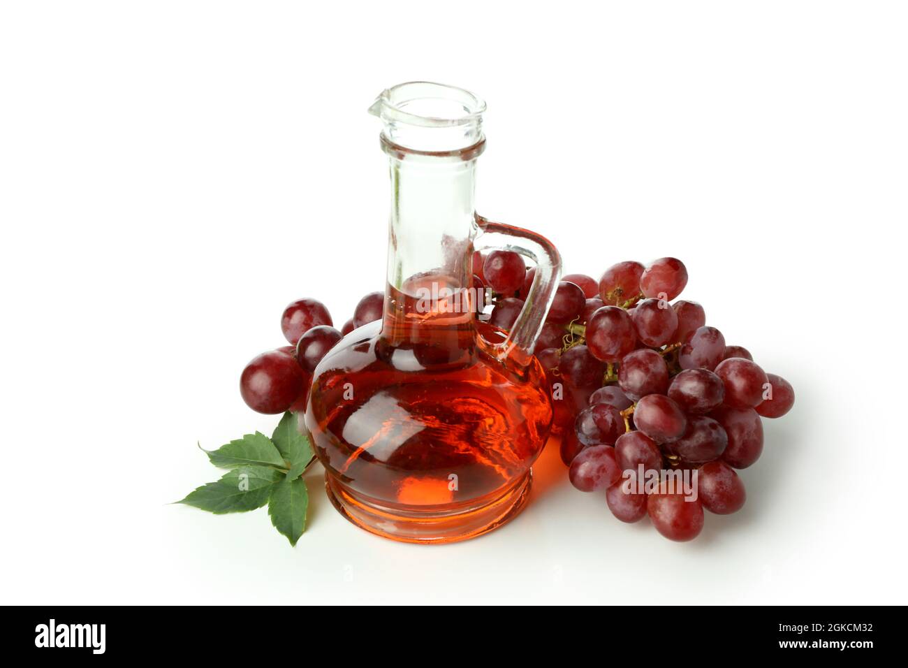 Flasche Essig und Traube isoliert auf weißem Hintergrund Stockfoto