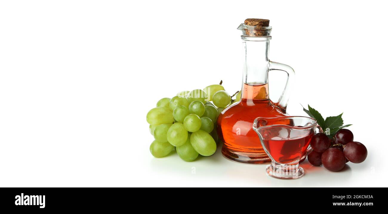 Essig und Traube isoliert auf weißem Hintergrund Stockfoto
